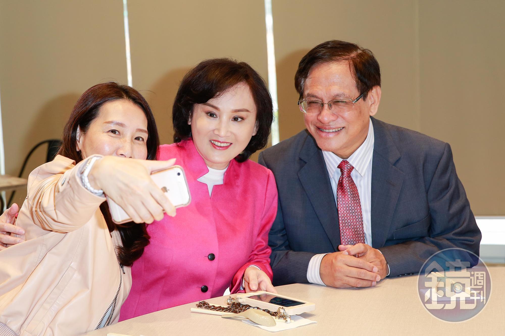 胡婉玲(中)就《政經看民視》播送舊民調一事面報董事長郭倍宏(右),不料郭卻決定節目照播,就算罰款也不在乎。