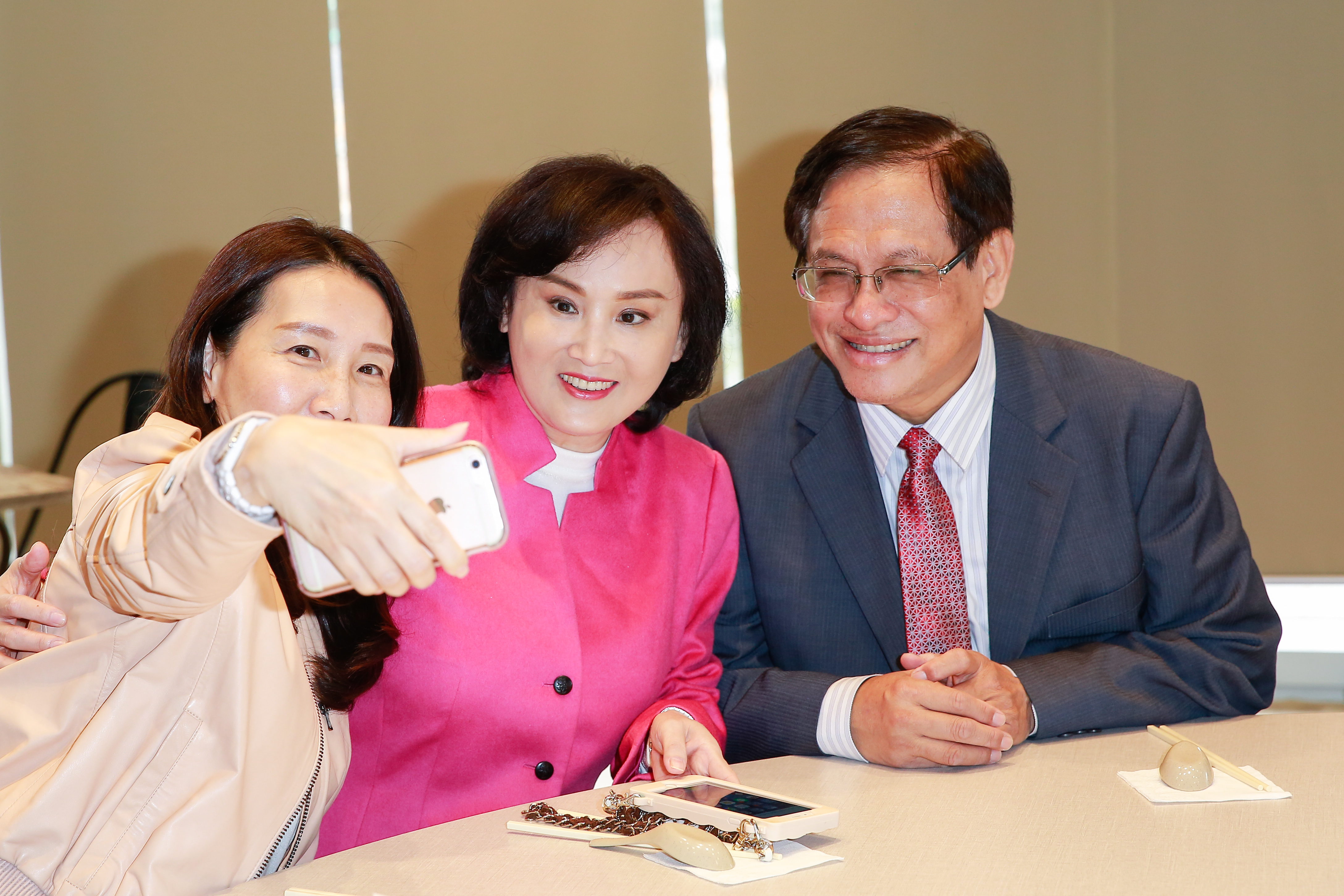 胡婉玲（中）就《政經看民視》播送舊民調一事面報董事長郭倍宏（右），不料郭卻決定節目照播，就算罰款也不在乎。