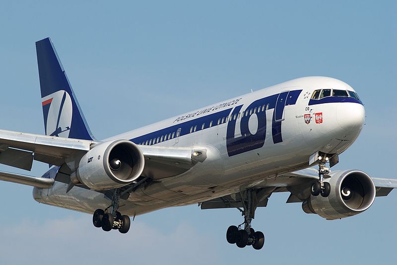 LOT波蘭航空公司為了支付維修費,竟向乘客借錢。(wikimedia)