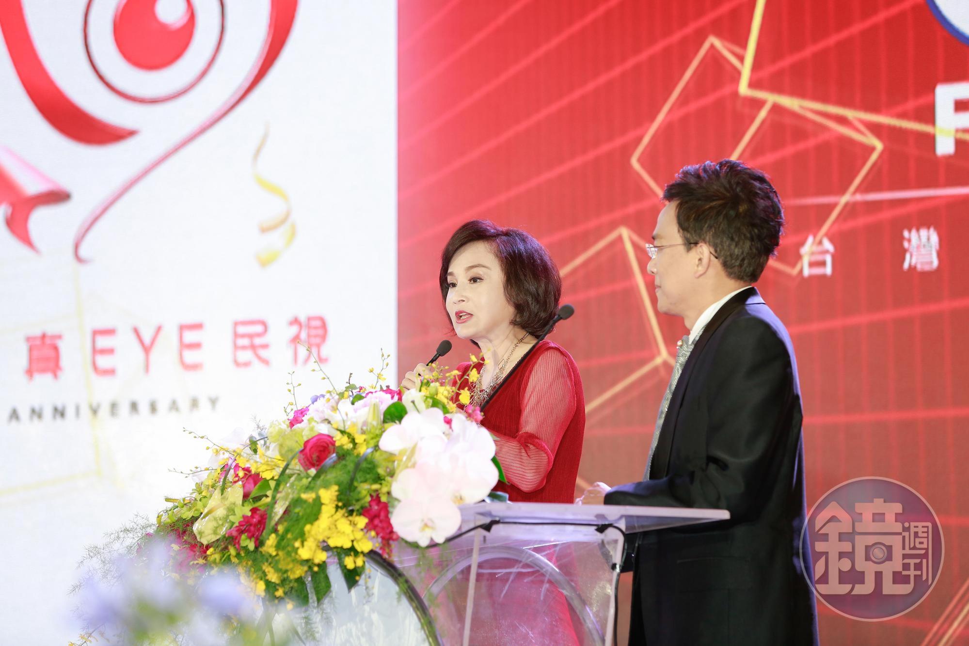 現任民視總經理的胡婉玲，是民視早期政論節目主持人，為了是否播出4年前的舊民調意外槓上《政經看民視》主持人彭文正。