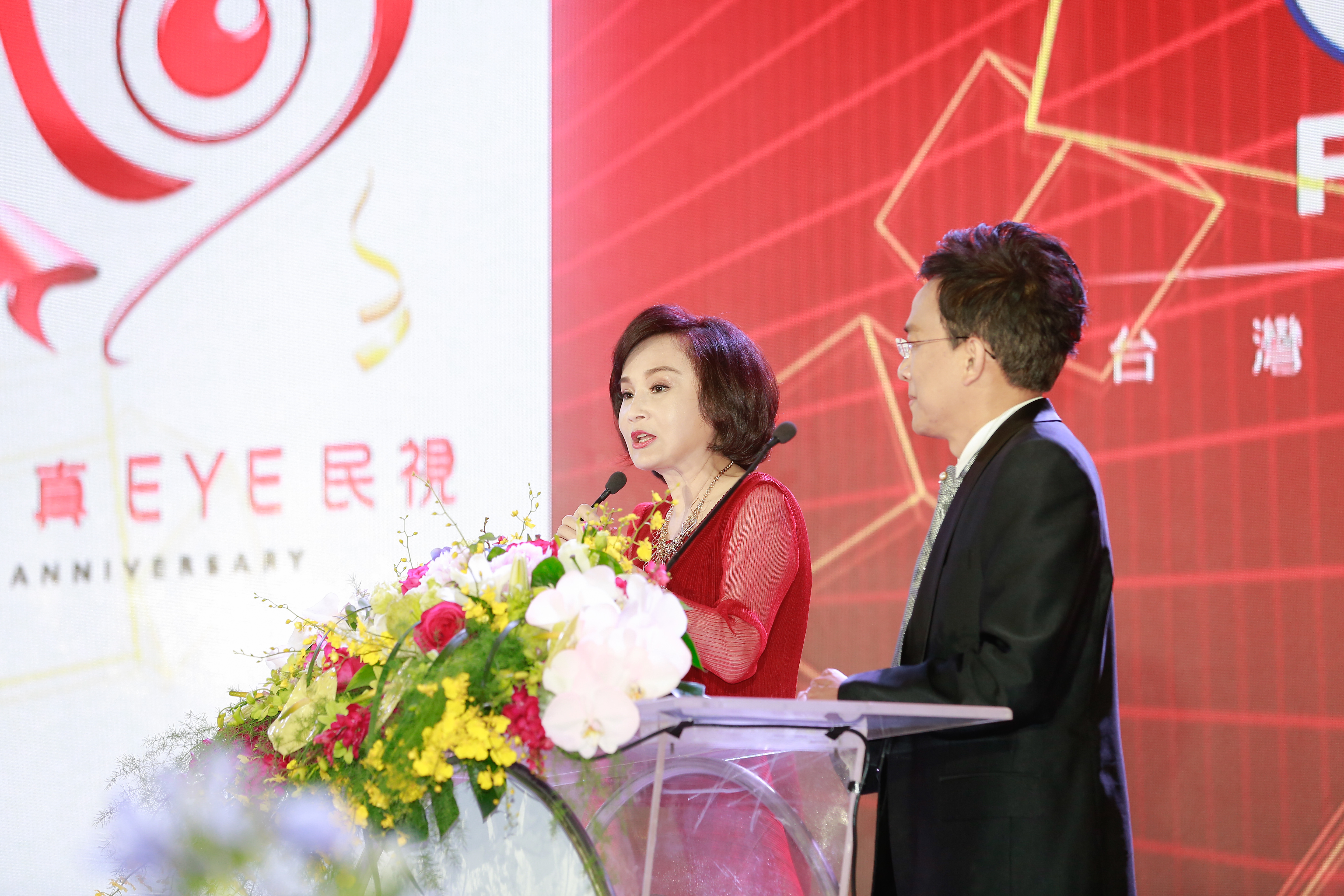 現任民視總經理的胡婉玲，是民視早期政論節目主持人，為了是否播出4年前的舊民調意外槓上《政經看民視》主持人彭文正。