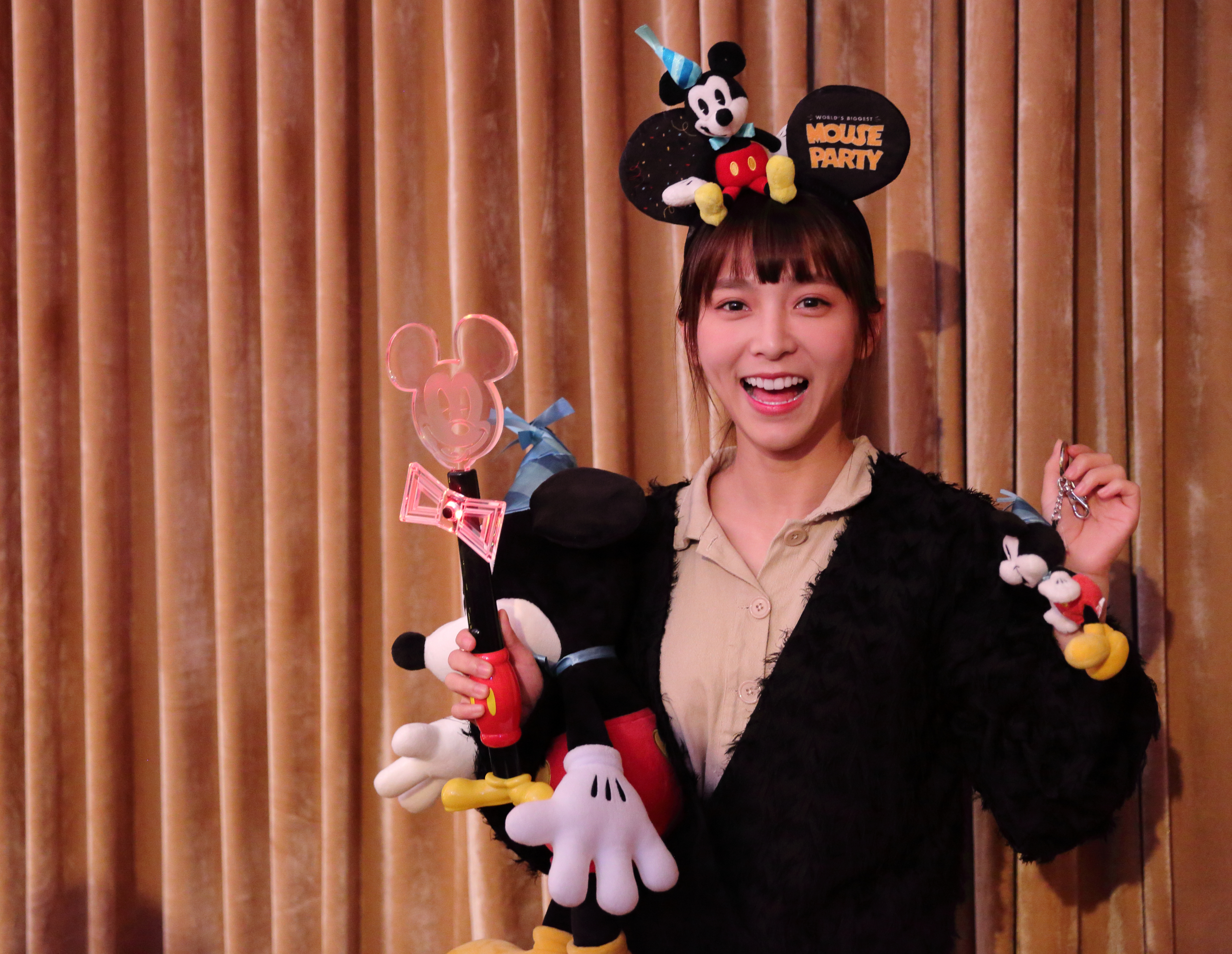 香港迪士尼樂園為了慶祝米奇90歲生日，推出不少香港獨家紀念商品。