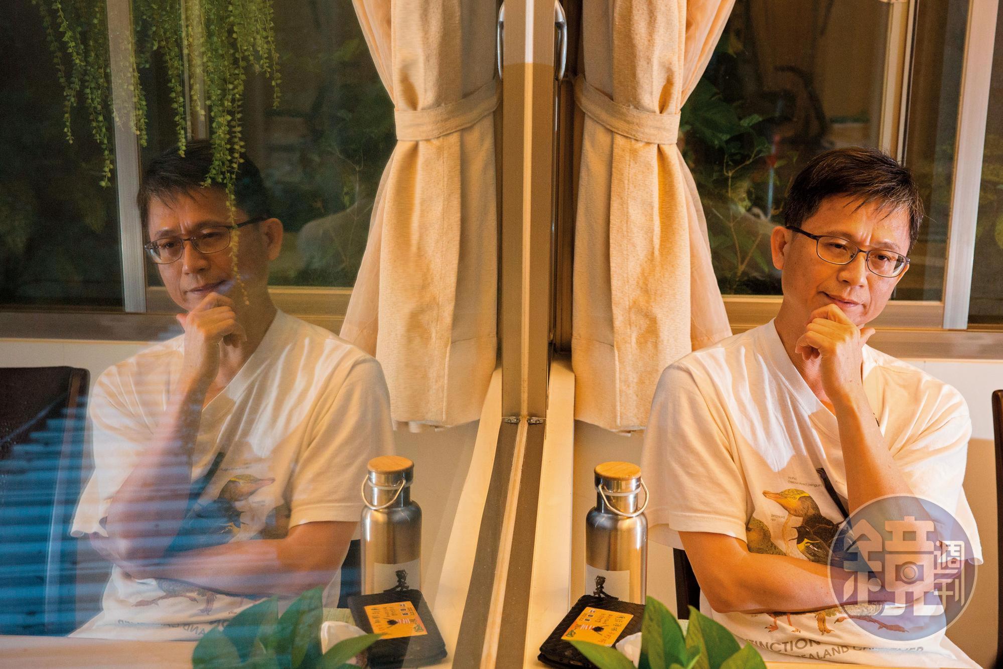 辭職1週後，詹順貴在家裡接受訪問，陷入深沉思考的模樣。
