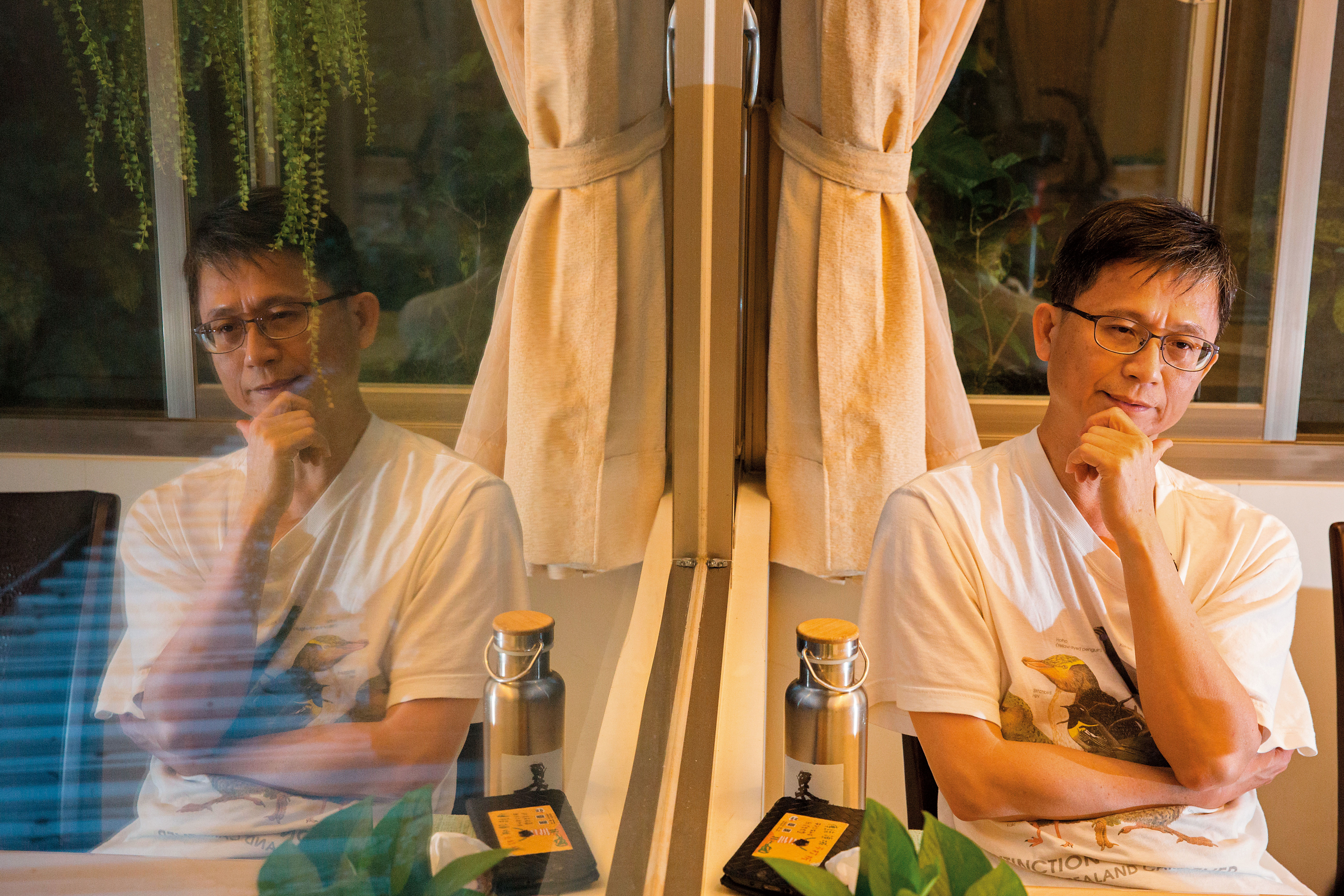 辭職1週後，詹順貴在家裡接受訪問，陷入深沉思考的模樣。