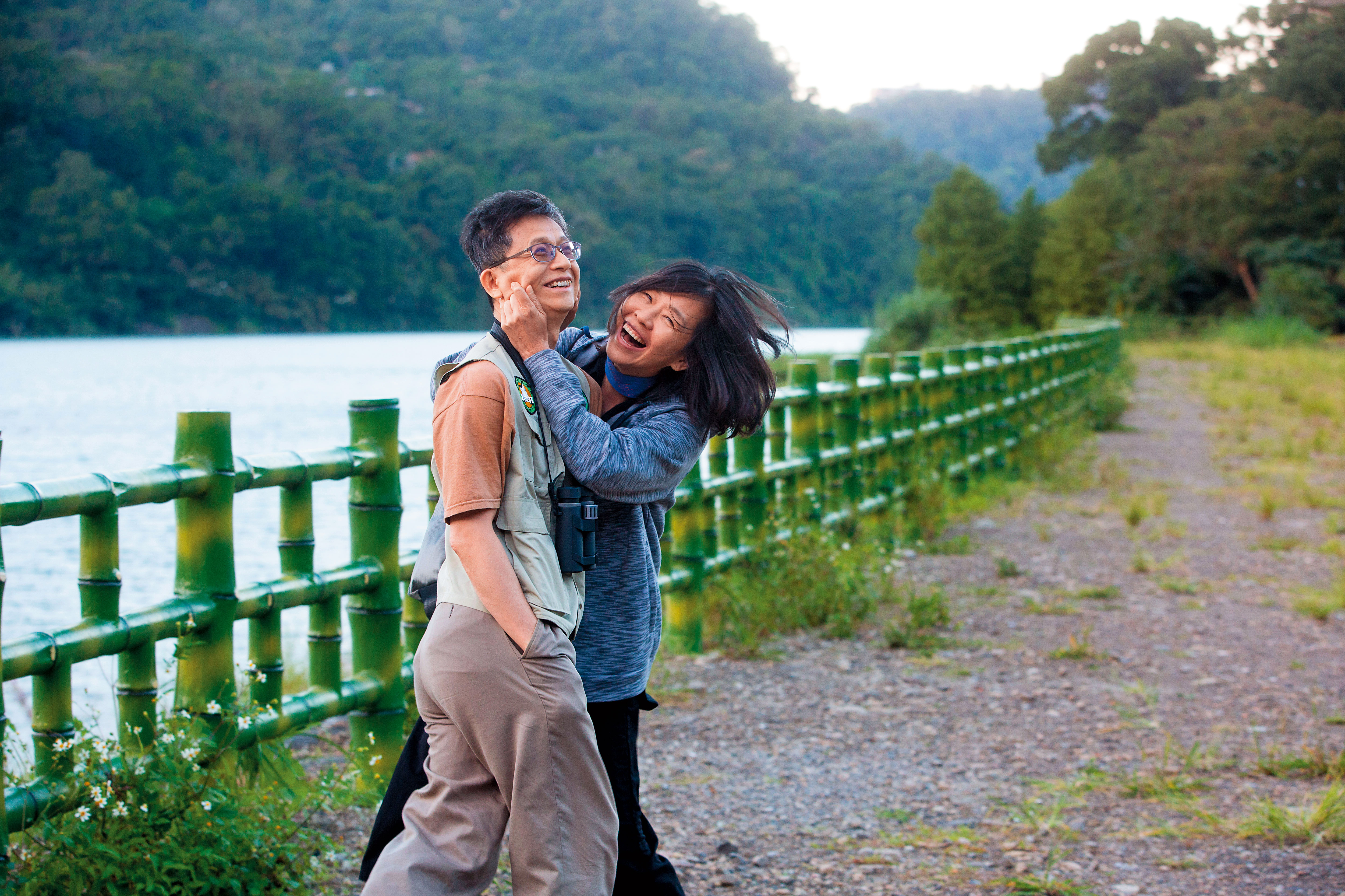林子淩（右）喜歡逗弄丈夫詹順貴（左），詹拘謹的樣子立刻鬆懈下來。