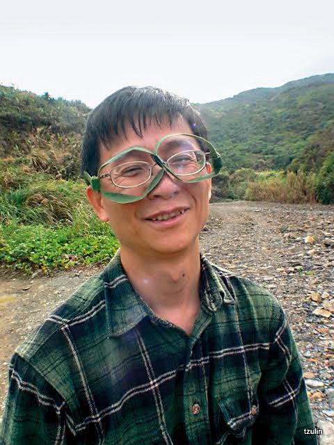 詹順貴習慣在打環境訴訟時，親身到現場體驗。圖為林子淩將樹葉圈在他的眼鏡上。（詹順貴提供）