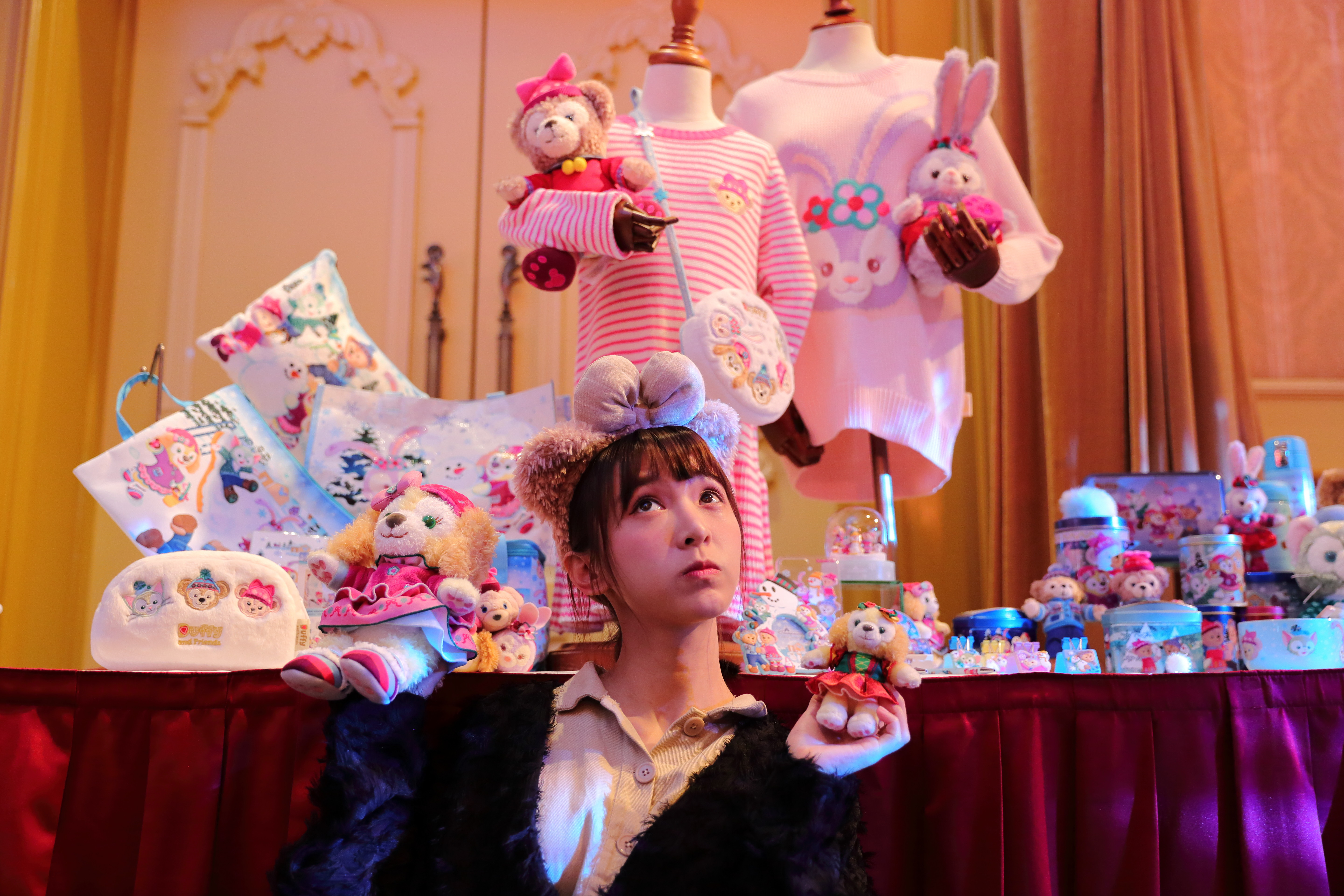 今年冬季來到香港迪士尼樂園就能蒐集換上耶誕裝的Cookie。