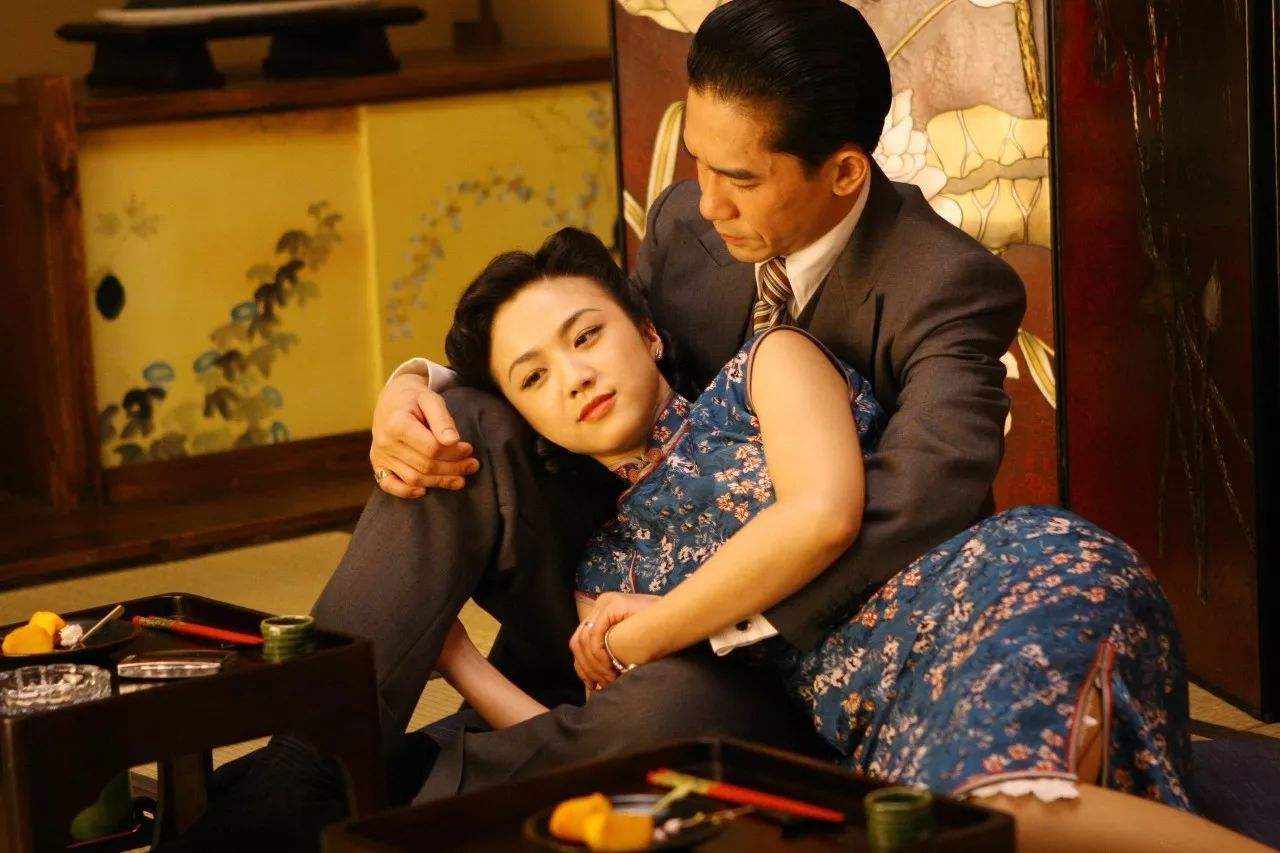 湯唯在《色，戒》與梁朝偉的三場激情戲，還曾經製造出「69迴紋針式」熱門話題，湯唯也因此入圍金馬影后及新演員，最終拿下新人獎。（翻攝自decider.com）