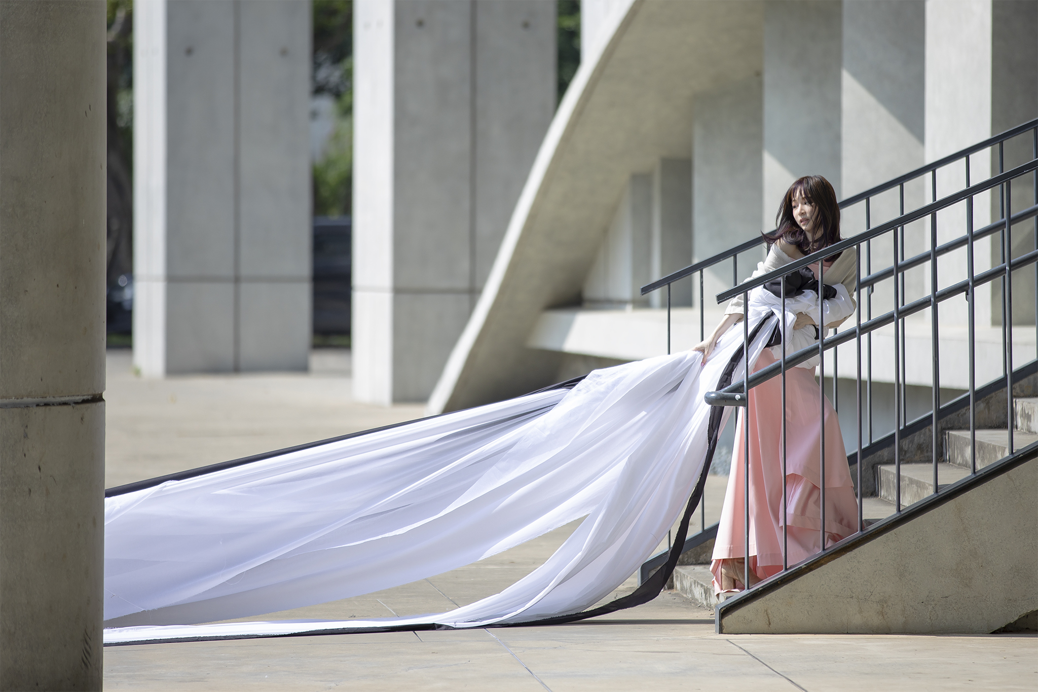 王心凌拍新歌MV，得穿著洋裝，拖著又重又長的布行走苦不堪言。（環球提供）