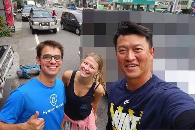 王建民熱心讓背包客搭便車，2人認出他後大讚他的義舉。（翻攝臉書）