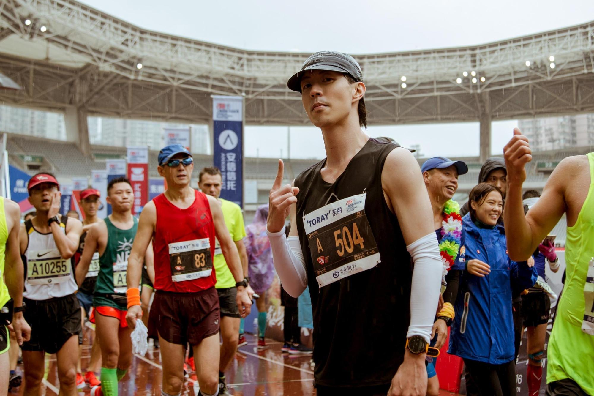 廖允杰前往上海參加馬拉松賽，不但完賽還拿下好成績，成演藝圈最速男。（廖允杰提供）