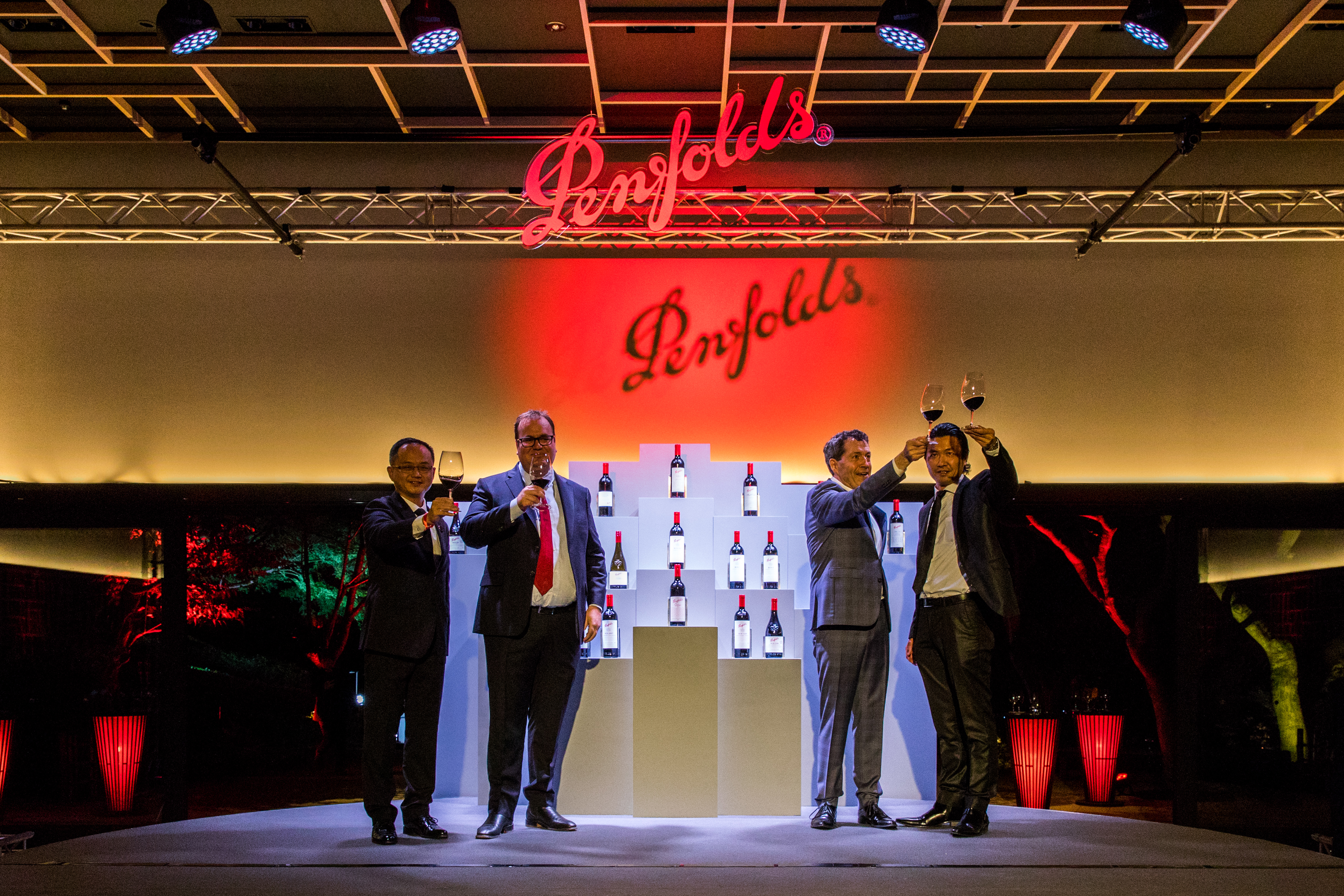 富邑葡萄酒集團高層高舉酒杯，宣布珍藏系列新年分正式上市。