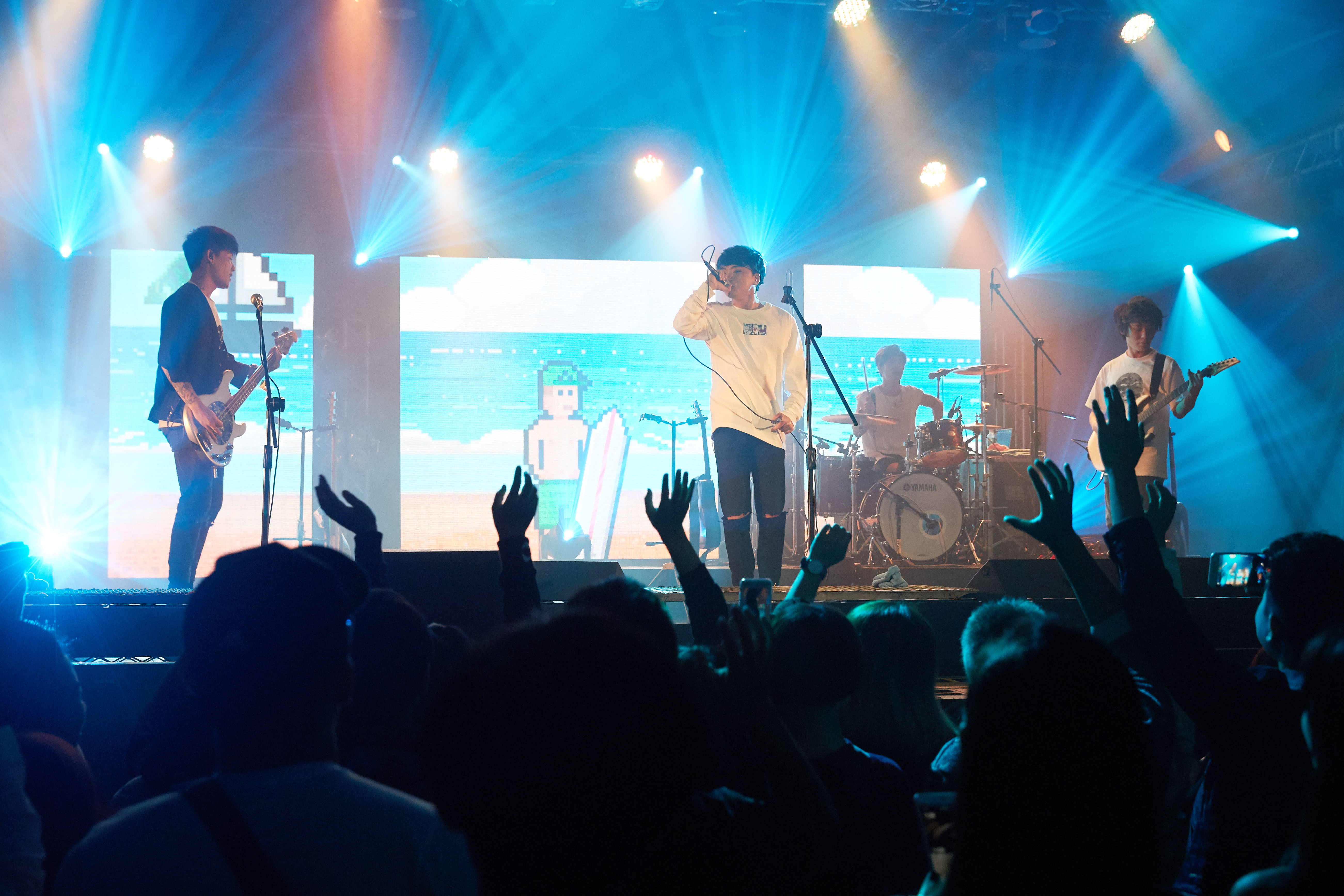 大陸樂團葡萄不憤怒17日在台開唱，吸引滿場的年輕歌迷同High。（極光森林提供）