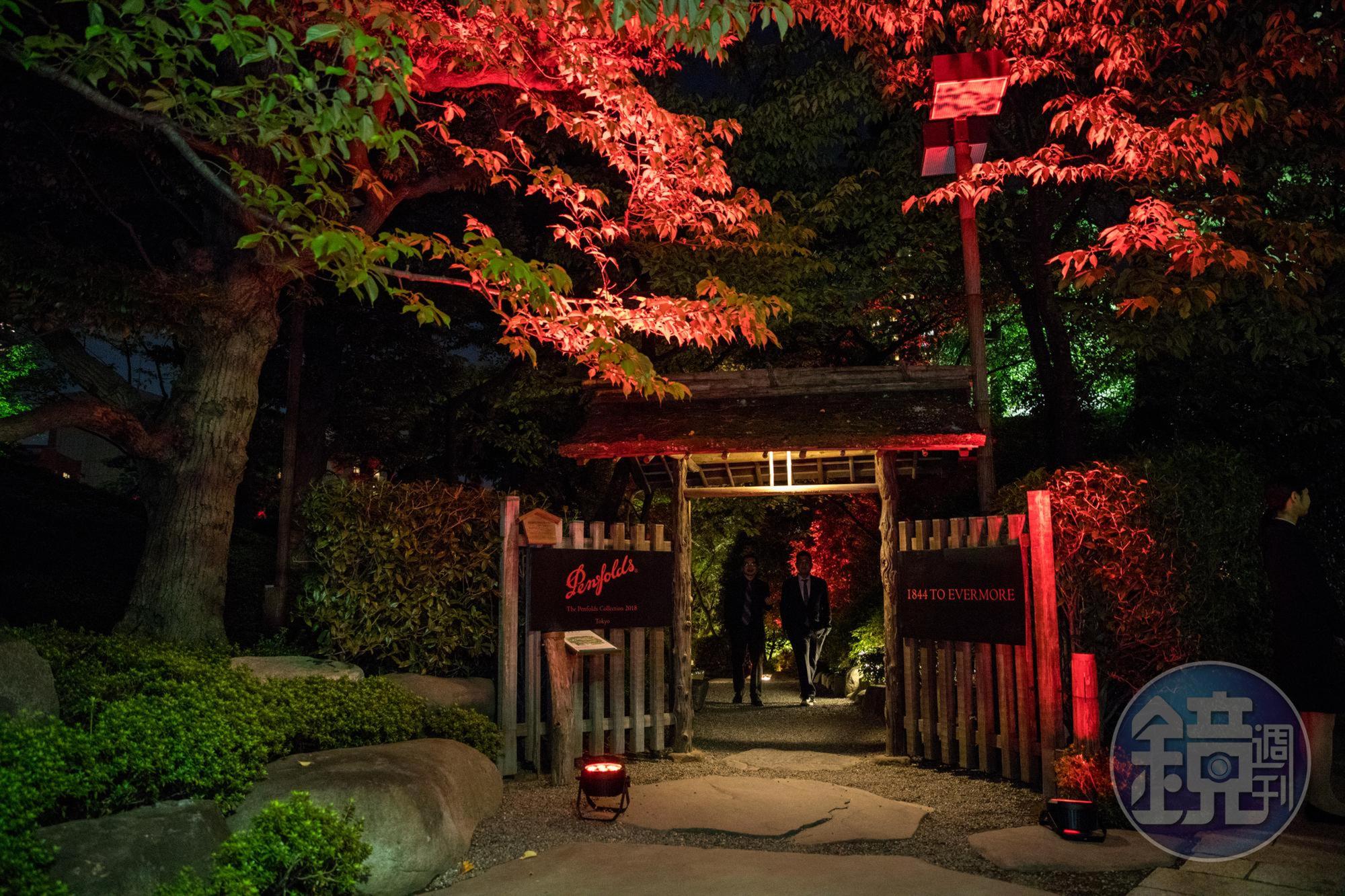 八芳園入口以酒標的紅色燈光妝點。