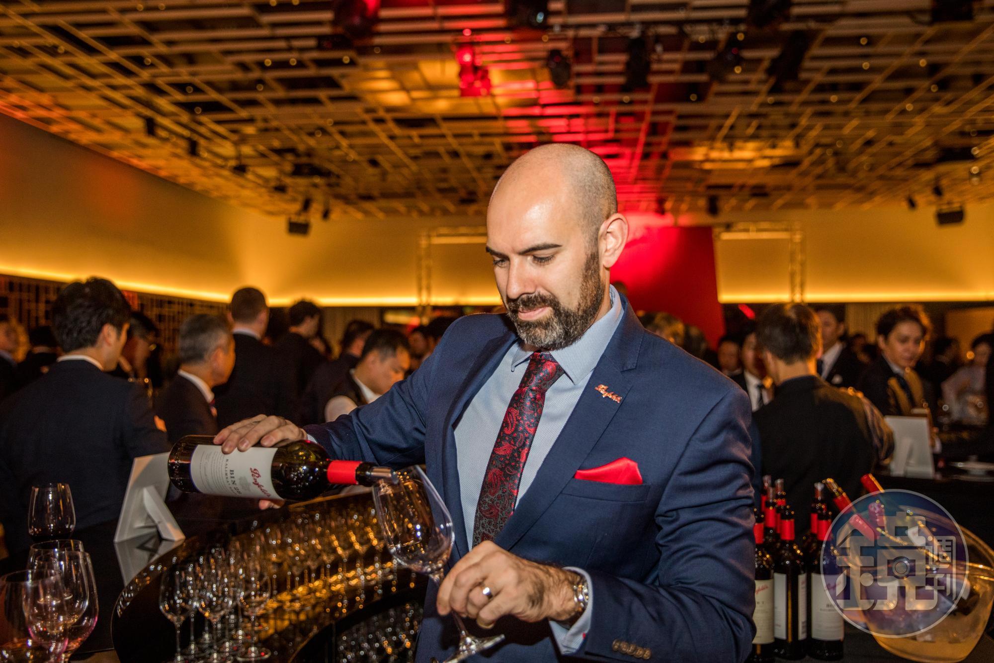有侍酒師全程服務,讓貴賓搶先喝到新年分珍藏系列。