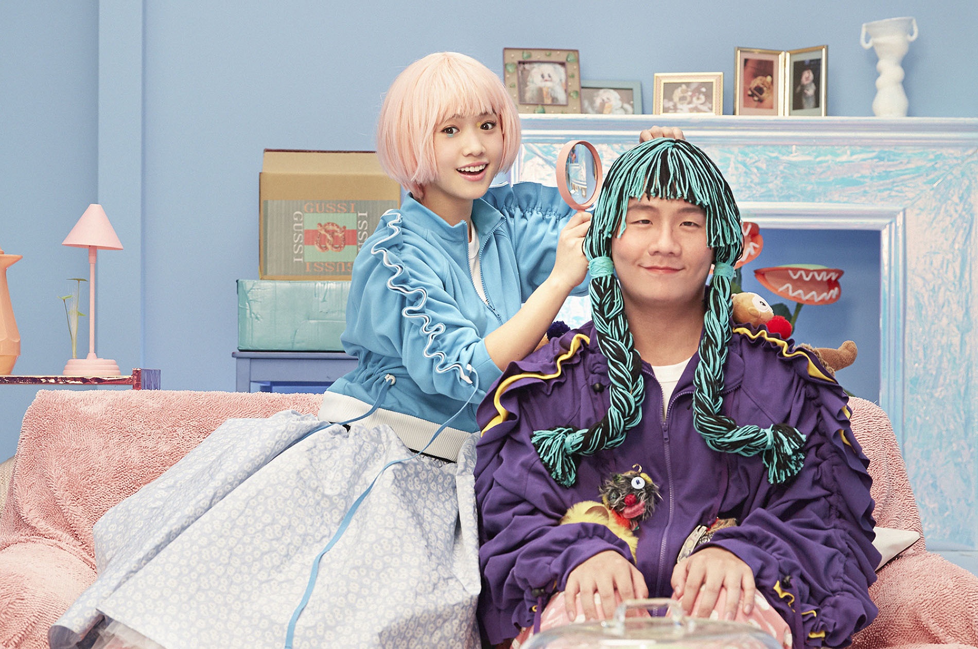 嚴正嵐的新歌〈I don’t 姑息〉MV請到網紅阿翰跨刀，阿翰女裝入鏡自嘲是醜女。（海蝶音樂提供）