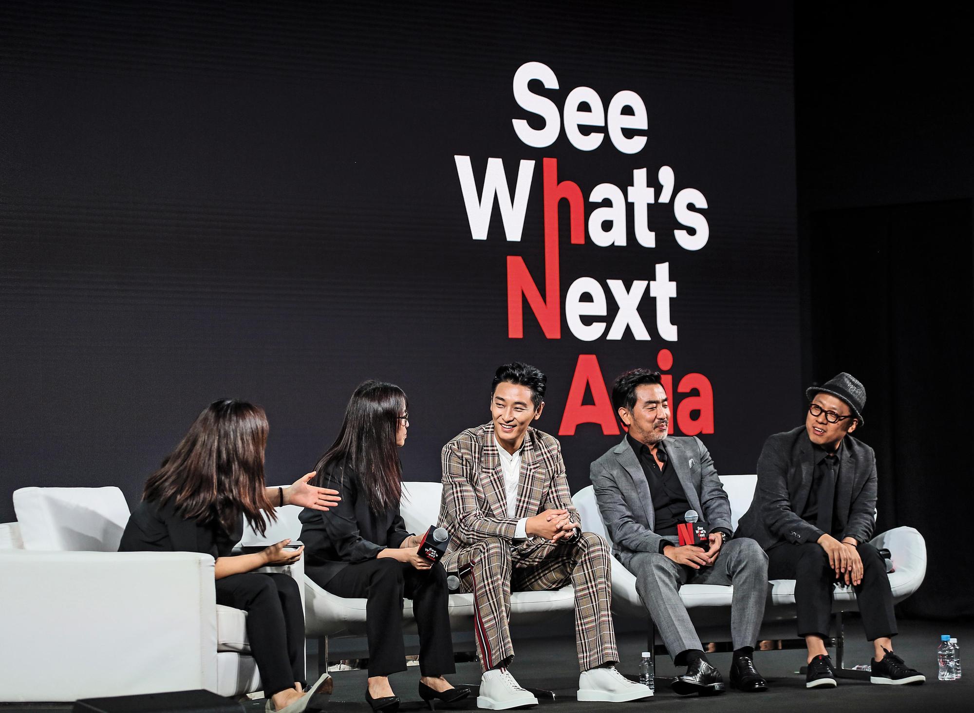 導演金承勳(右起)、演員柳承龍、朱智勳及編劇金銀姬在Netflix舉辦的新作發表會上暢談拍攝《李屍朝鮮》點滴。(Netflix提供)