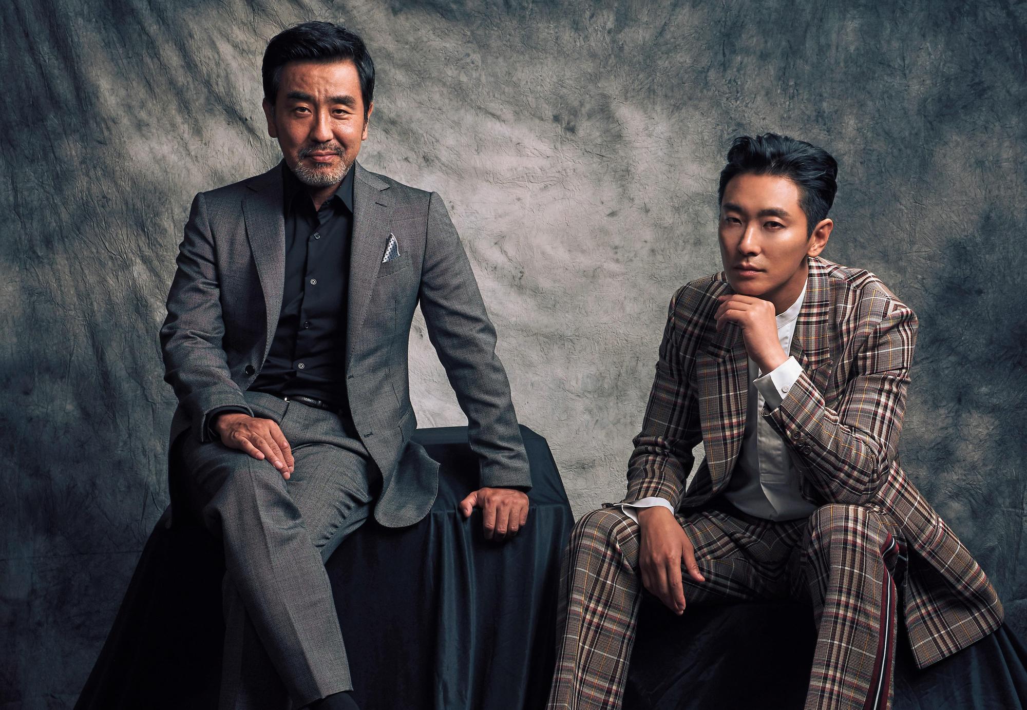 朱智勳(右)與《7號房的禮物》男星柳承龍(左)主演Netflix新劇《李屍朝鮮》,兩人各自擁有熟男及大叔魅力,在新加坡宣傳時人氣爆錶。(Netflix提供)