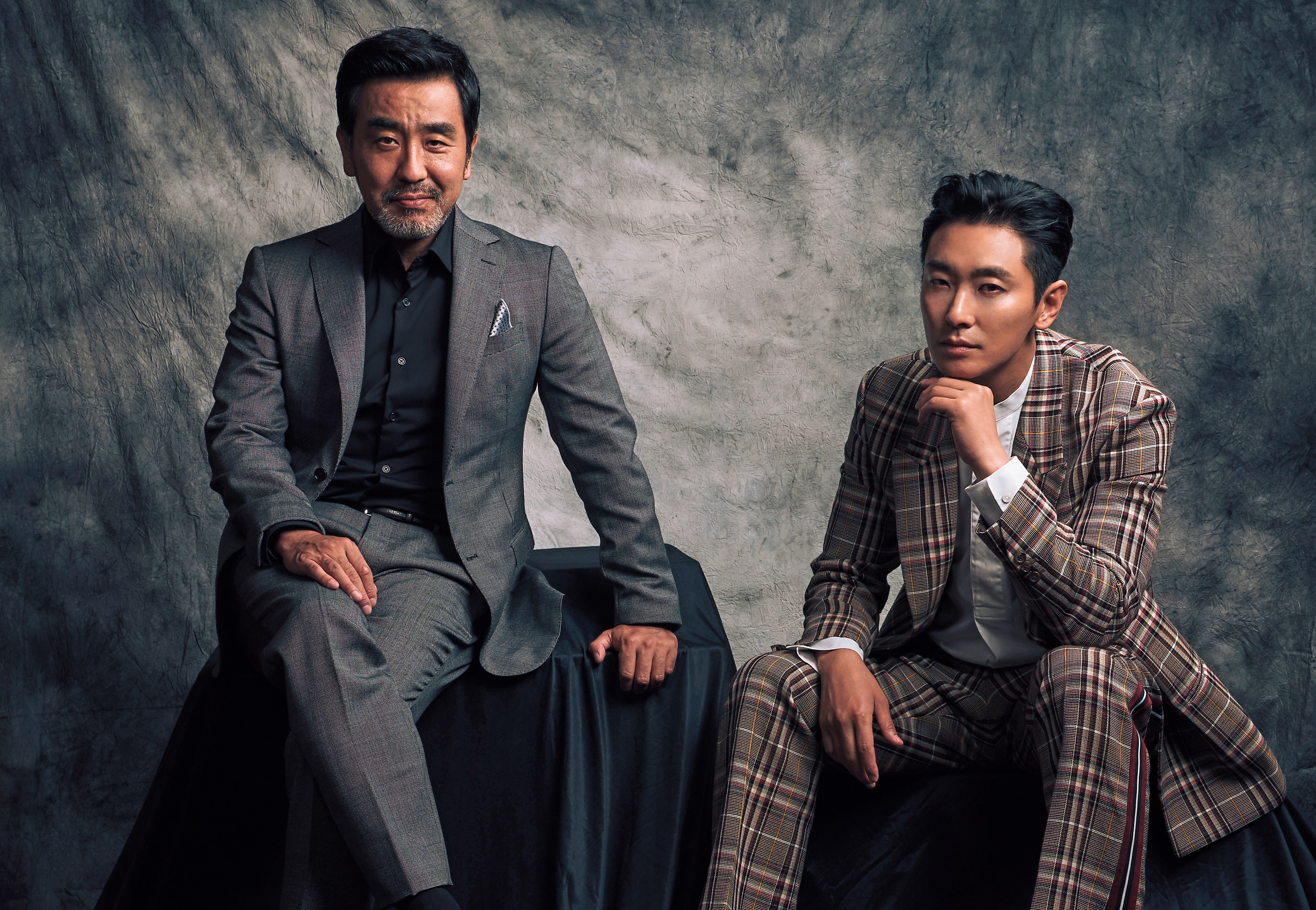 朱智勳（右）與《7號房的禮物》男星柳承龍（左）主演Netflix新劇《李屍朝鮮》，兩人各自擁有熟男及大叔魅力，在新加坡宣傳時人氣爆錶。（Netflix提供）