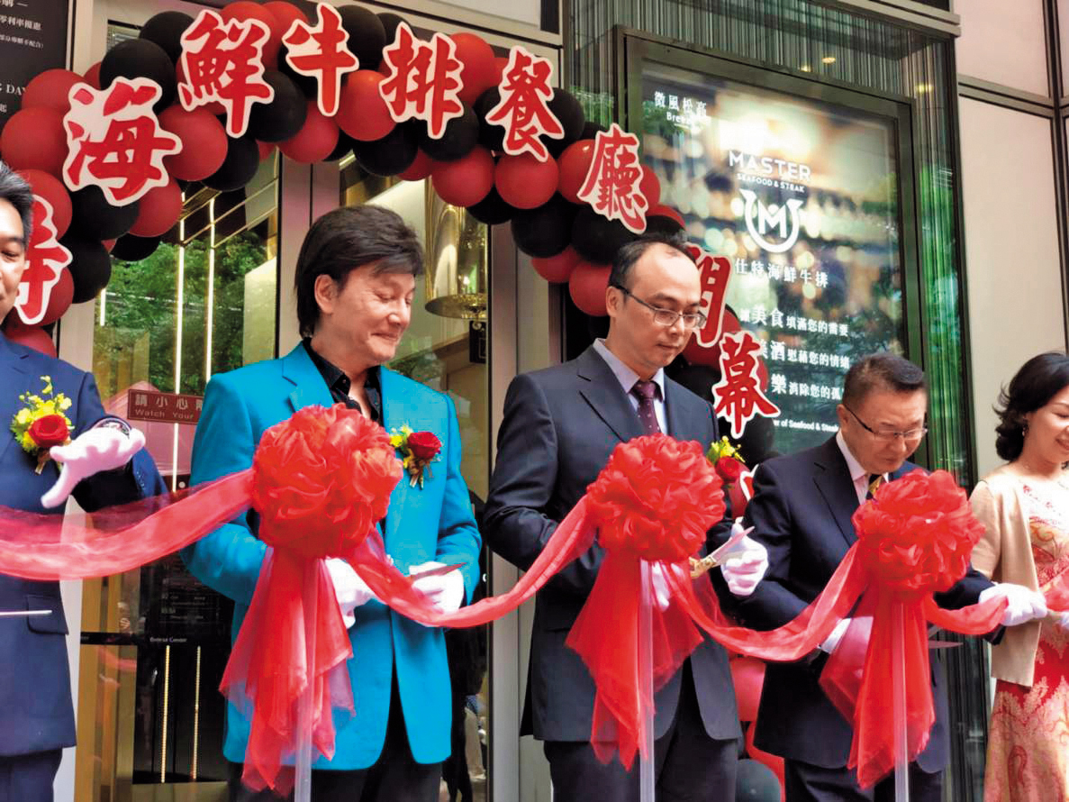 美仕特海鮮牛排餐廳今年5月底在知名百貨盛大開幕，董事長吳易展（中）與大股東、資深演員藍文青（左2）等人共同剪綵，沒想到3個月就惡性倒閉。（讀者提供）