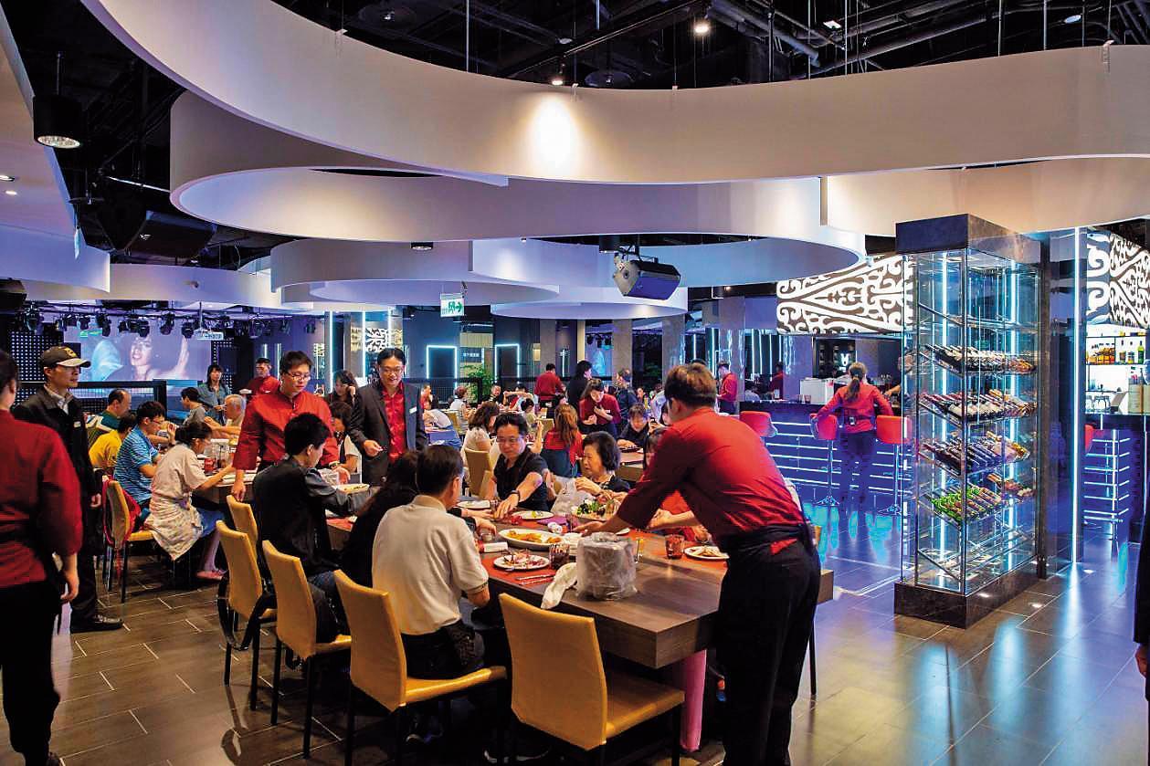 美仕特海鮮牛排餐廳占地約200坪,裝潢設計費超過千萬元。(讀者提供)