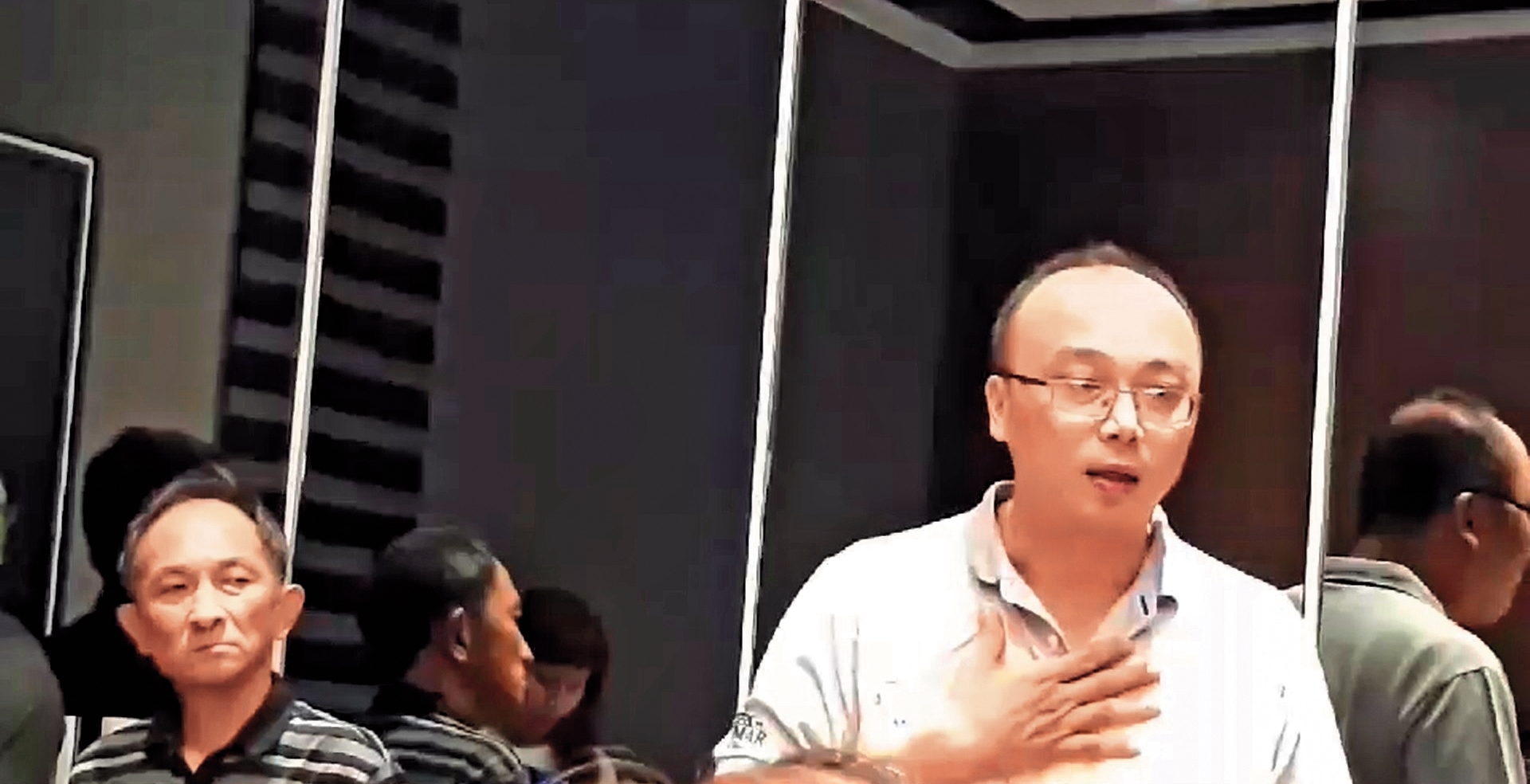 吳易展(右)今年9月5日在股東會議中坦承挪用公款,後來藉口尿遁,從此失聯。(讀者提供)