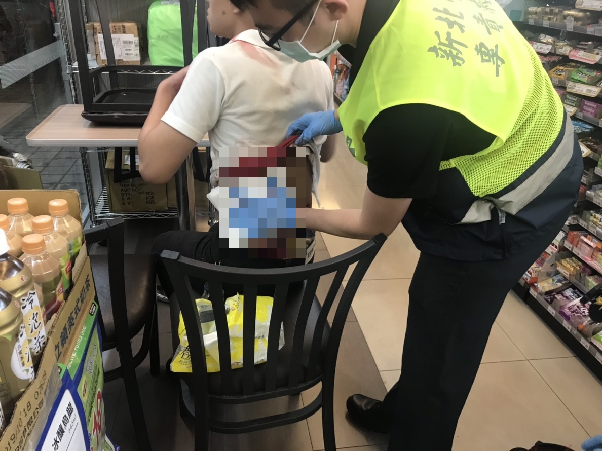 劉姓少年遭砍後，負傷逃至附近超商求救，所幸經包紮後並無生命危險。（警方提供）
