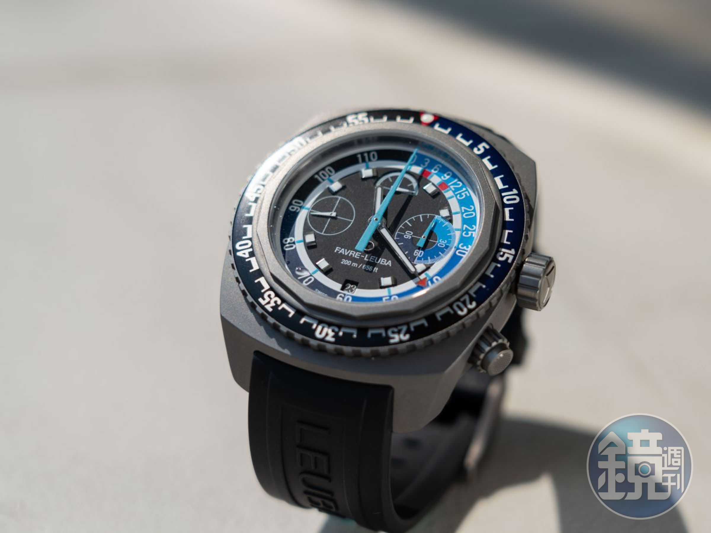 這就是域峰今年發表的最新Raider Bathy 120 MemoDepth「深度記憶潛水錶」。手錶背部設計了機械式水壓測量結構，當潛入水中，水壓進入錶殼內，壓縮金屬薄層，即啟動指針指示出潛水的深度。同時，3點鐘位置的小指針還可以記憶當次所潛的最深深度。而潛水過程難免跑入髒污，因此其結構還可以把後蓋拆下清洗。至於手錶的走時機芯，則以防水層牢牢保護，防水達200米。48mm錶徑，鈦金屬錶殼、同戴著此錶，在潛水過程中可以看到指針隨著水壓而運作，兼具玩賞與實用性。 功能：時、分、小秒針指示；日期顯示；潛水深度顯示；潛水深度記憶功能；定價約NT$250,000