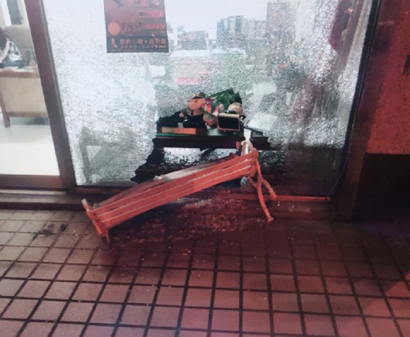 圖中椅子被車碰撞後飛彈砸中競選服務處玻璃。（警方提供）