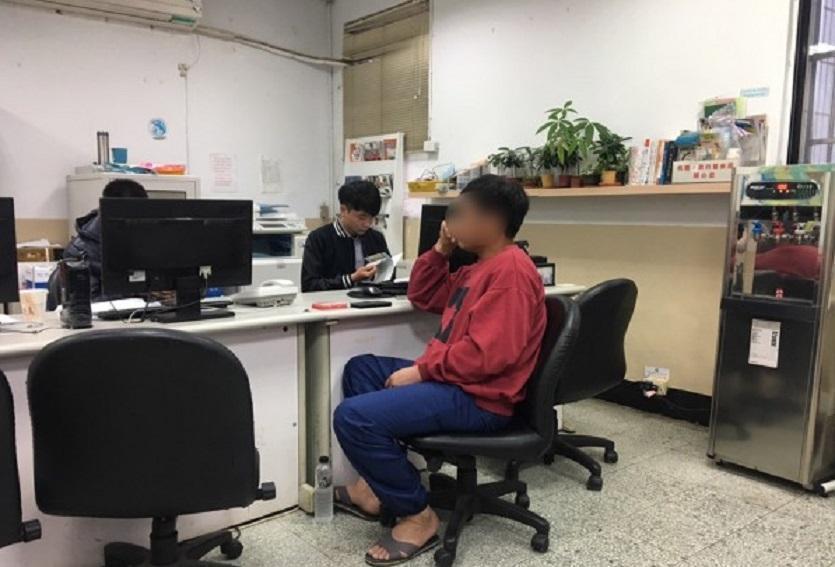 楊男到案表示以為只撞倒椅子沒想到砸破玻璃。（警方提供）