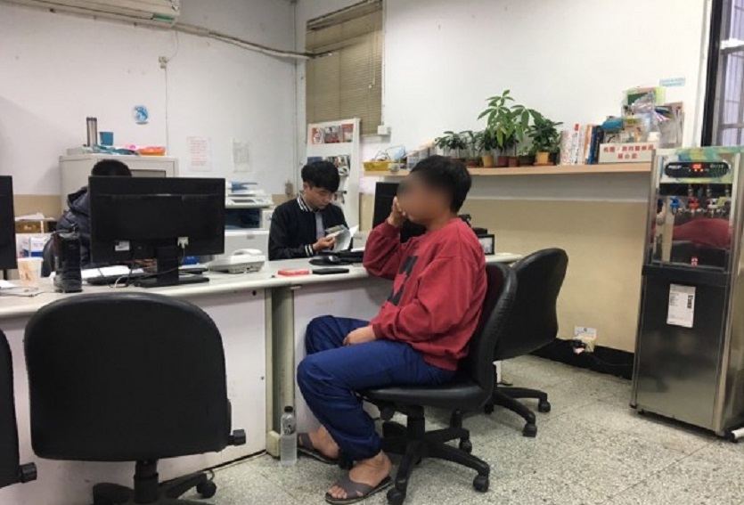 楊男到案表示以為只撞倒椅子沒想到砸破玻璃。（警方提供）