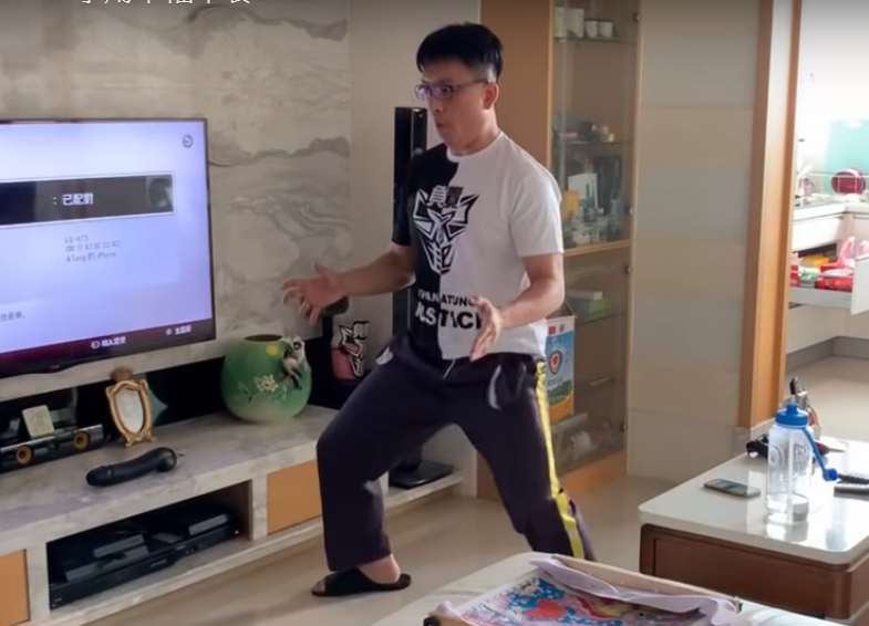 為了參加空氣性愛大賽，阿童還特別在家練習。（翻攝Youtube）