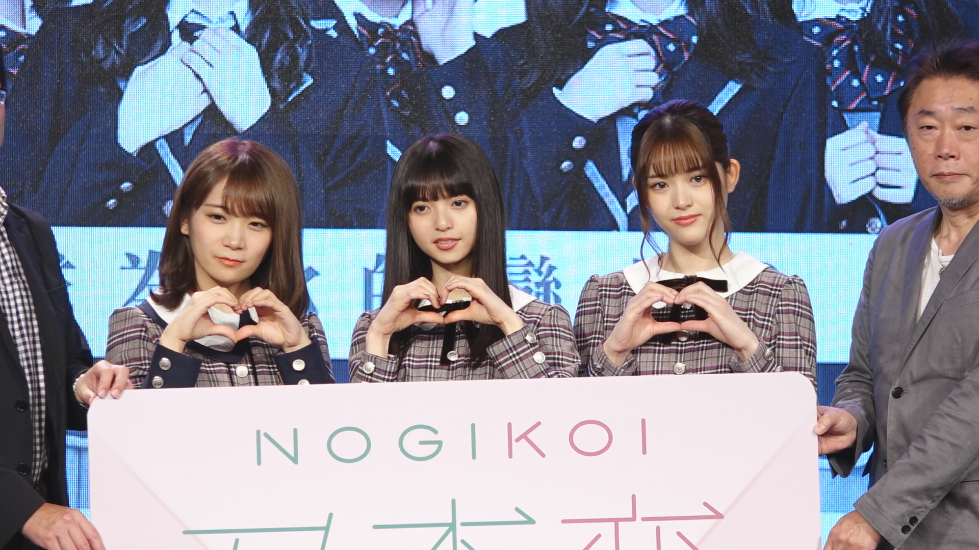 松元真夏、齋藤飛鳥與松村沙友理（左）不忘宣傳她們代言的超商珍奶最好喝。