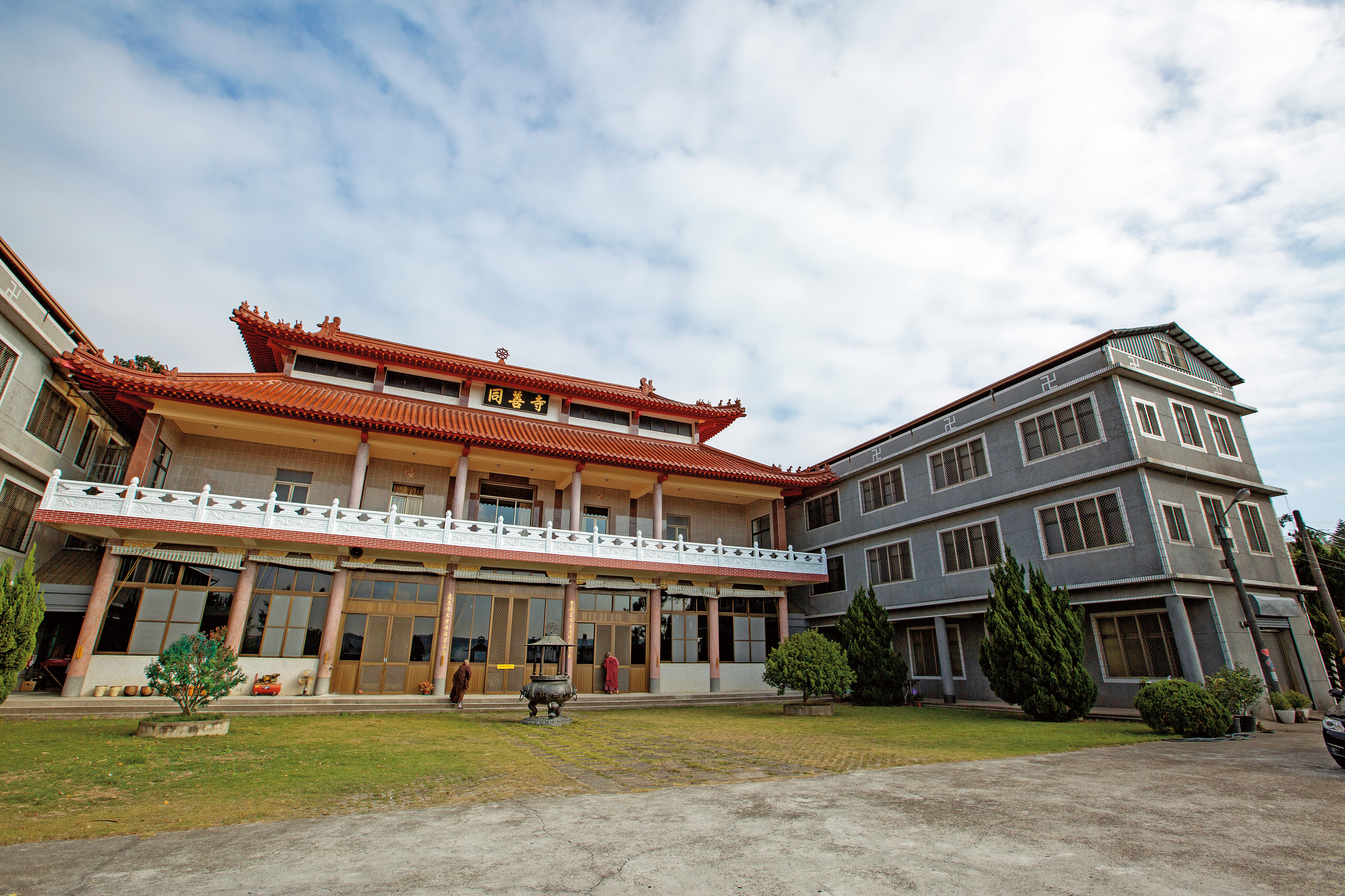 位於苗栗縣的同善寺是比丘尼寺廟，卻爆發開泓法師在佛門內吸毒搞男男趴的性醜聞。