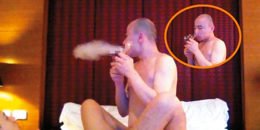 曾是中華佛教青年會祕書長的開泓法師吸安毒吞雲吐霧，還自拍畫面上傳雲端存檔。（讀者提供）