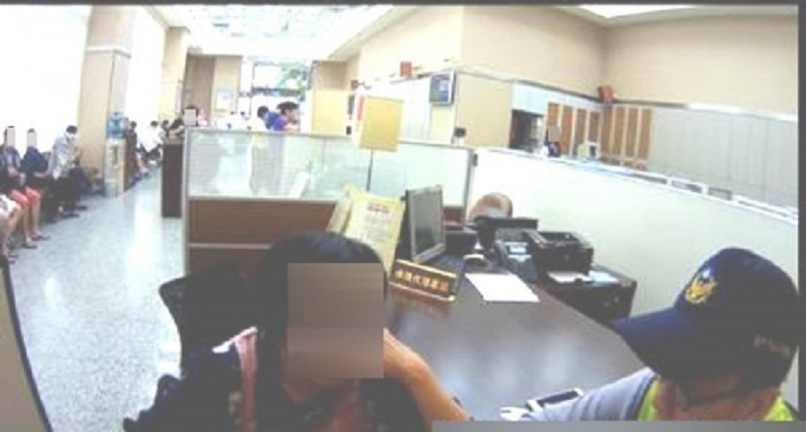 警方苦勸1小時，王婦才知道上了「美軍男蟲詐欺」的當。（警方提供）