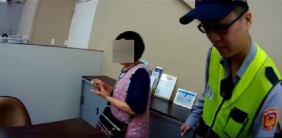員警阻撓王婦，她一度動怒，指責警方懷疑她找到真愛。（警方提供）