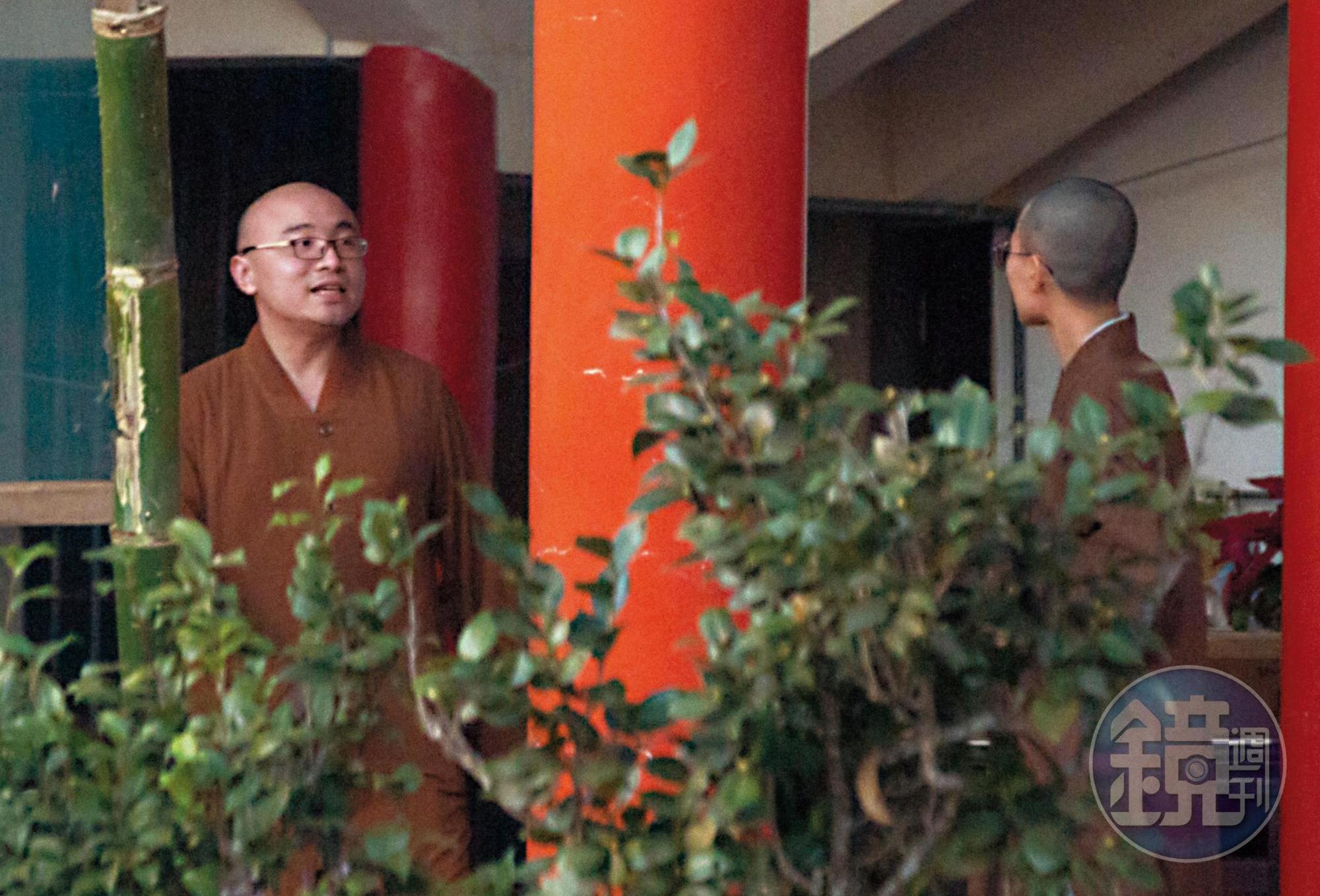 被趕出同善寺的開泓法師（左），目前待在崇佛寺，與寺內比丘尼有說有笑，絲毫未受性醜聞影響。