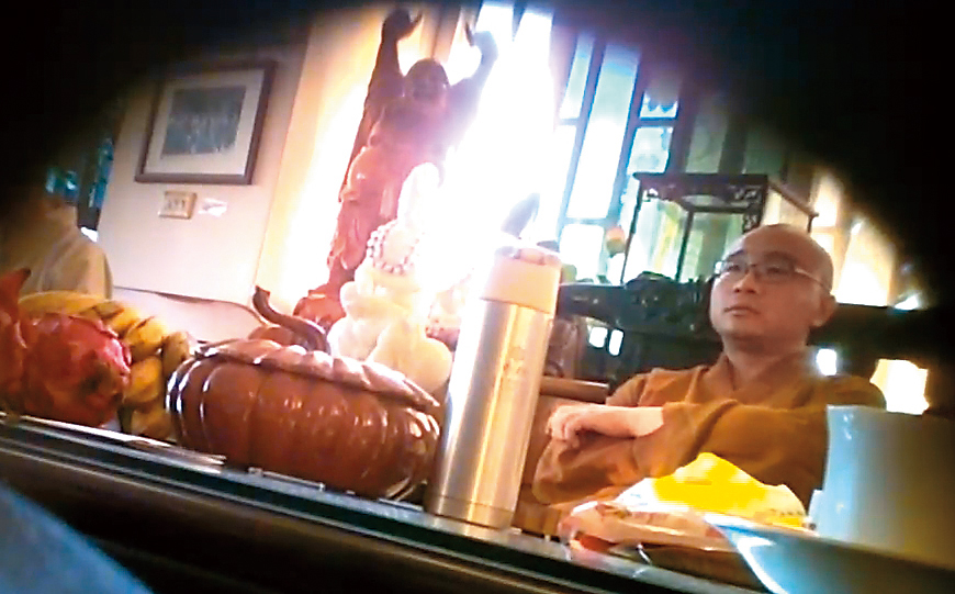 住在崇佛寺的開泓法師，熱情邀請來訪男信徒吃香蕉。