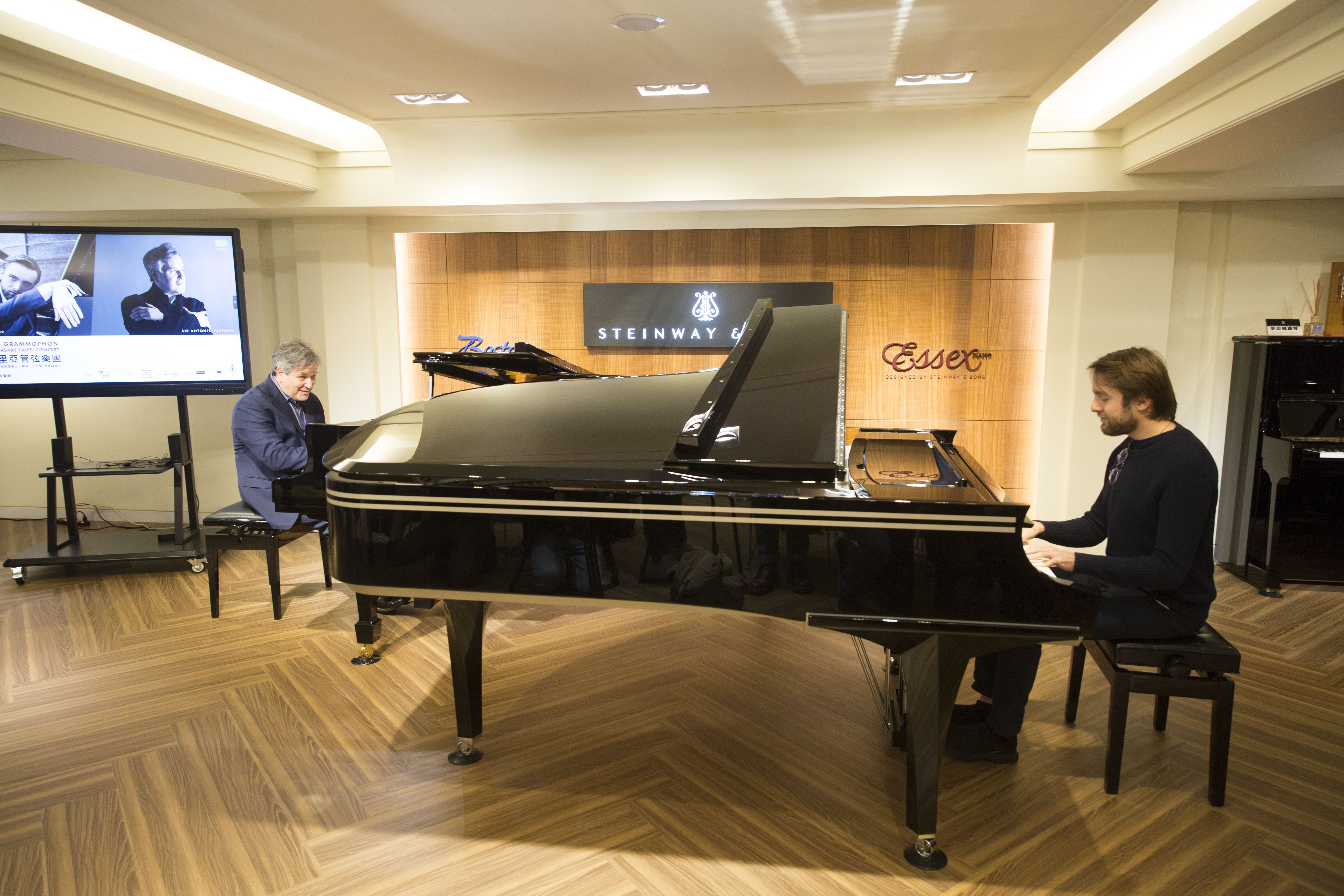 指揮大師安東尼奧帕帕諾爵士（左）今天下午和鋼琴家丹尼爾特里福諾夫舉行記者會，現場即興彈奏一小段曲子。