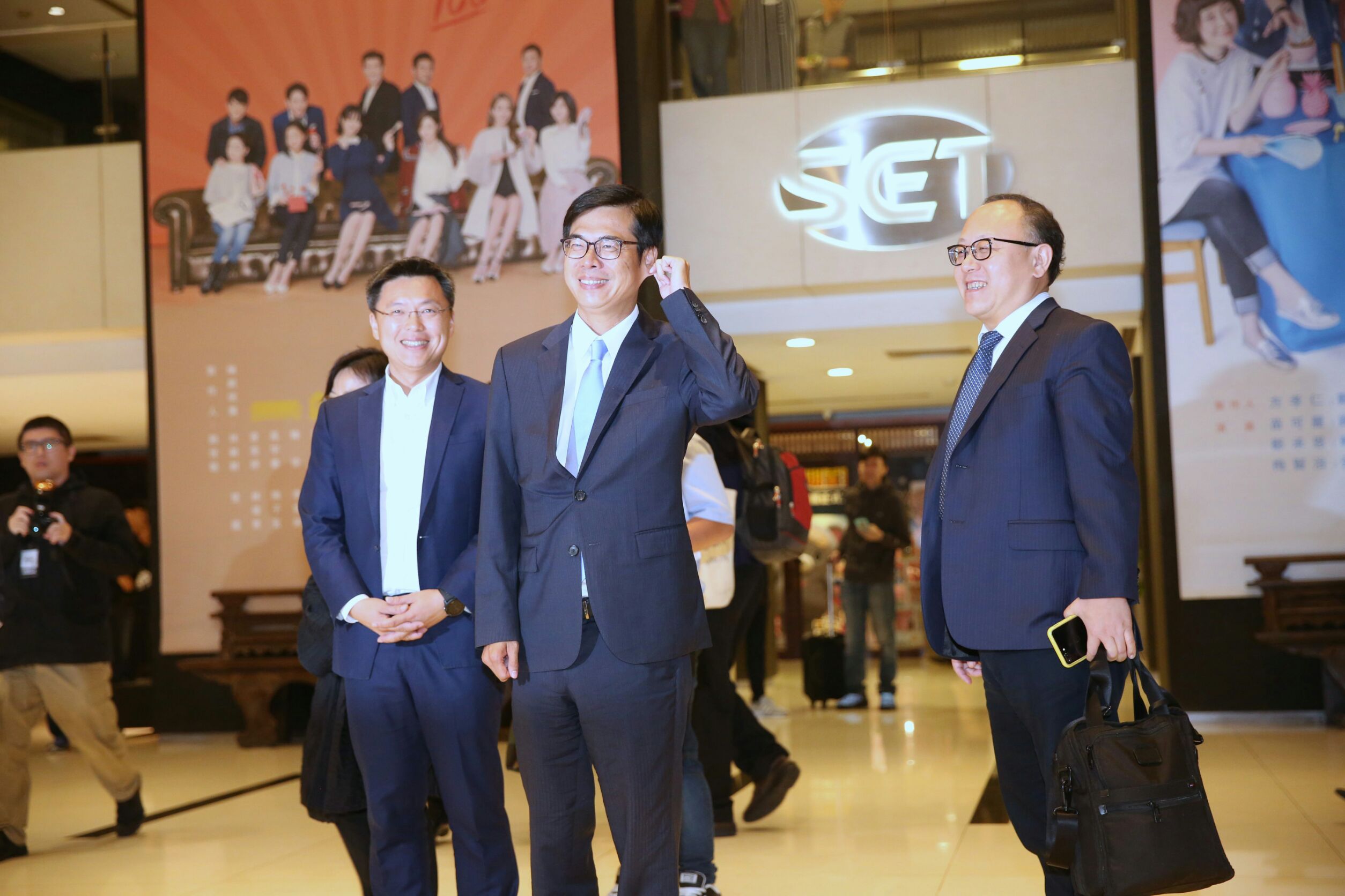 高雄市長辯論會今登場，民進黨候選人陳其邁步入會場時特意拉了自己耳朵，證明自己未戴耳機。