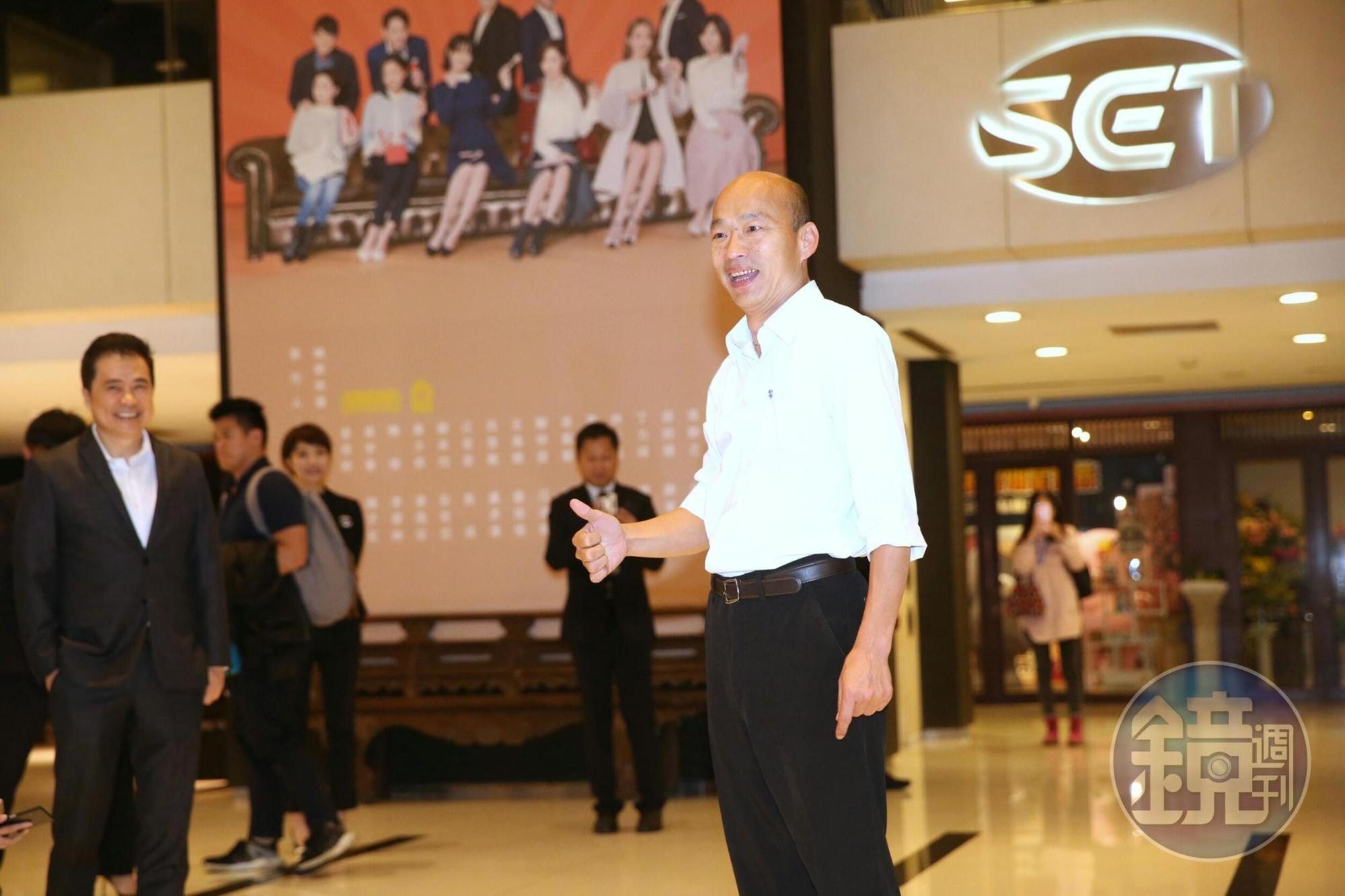 高雄市長辯論會今登場，國民黨候選人韓國瑜比讚，信心滿滿。