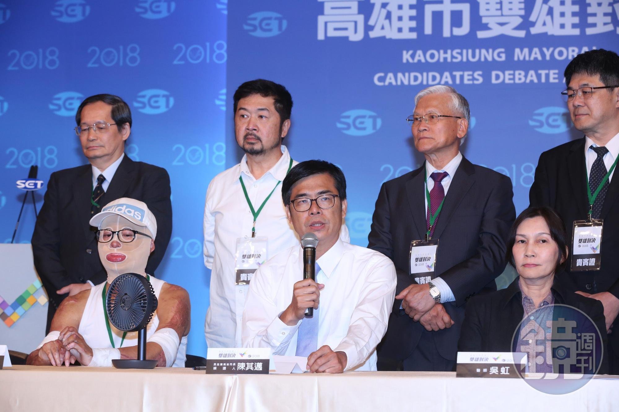 民進黨高雄市長候選人陳其邁在會後記者會上表示，他比任何人更熱愛高雄這個地方，「黑夜、寒流總是會過去」。