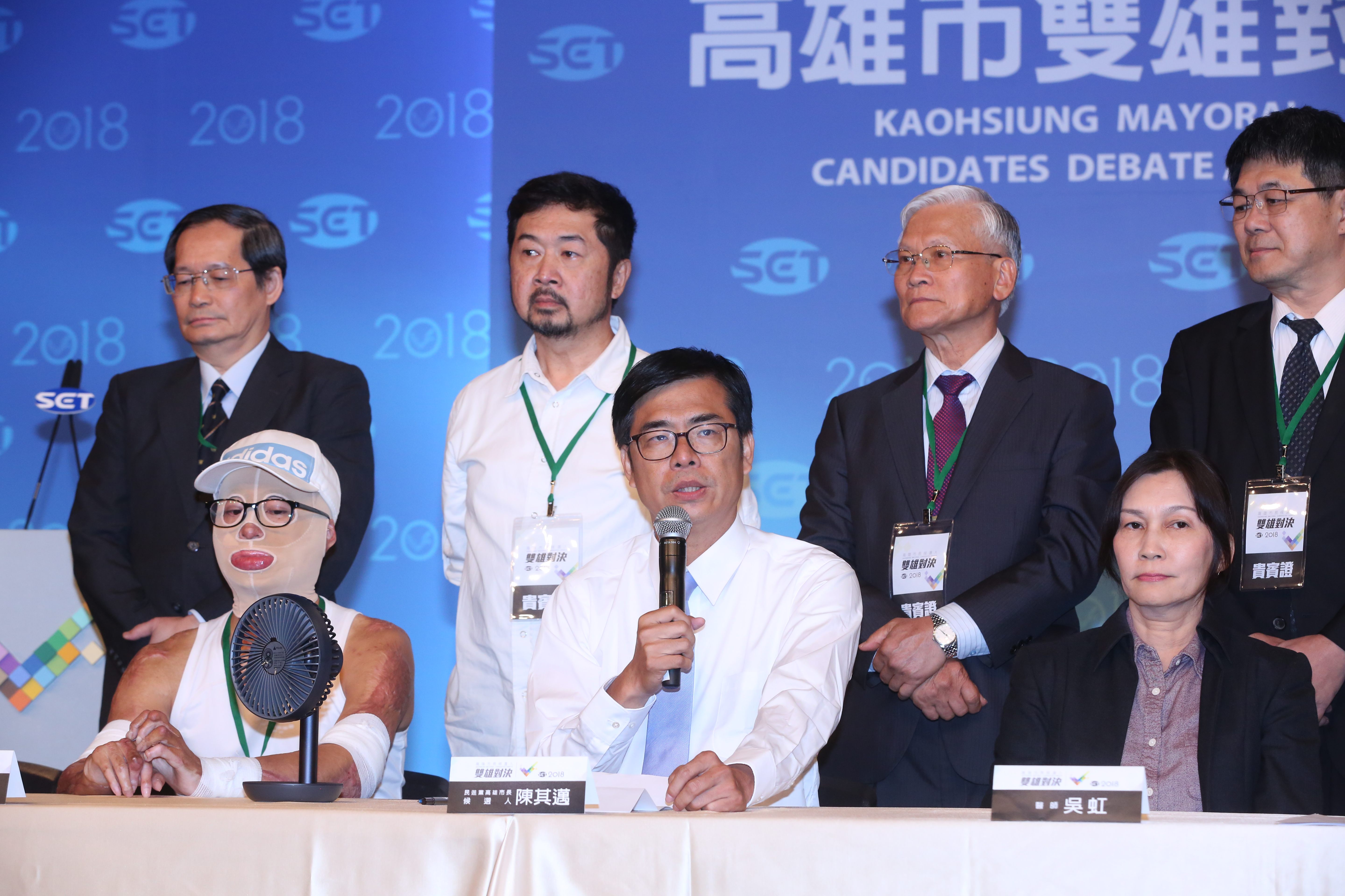 民進黨高雄市長候選人陳其邁在會後記者會上表示，他比任何人更熱愛高雄這個地方，「黑夜、寒流總是會過去」。