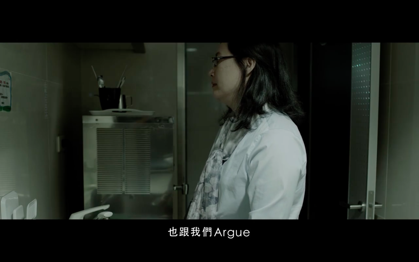 台北市勞動局長賴香伶在柯P最新競選影片低調現身、不現聲。（翻攝自柯文哲臉書影片）