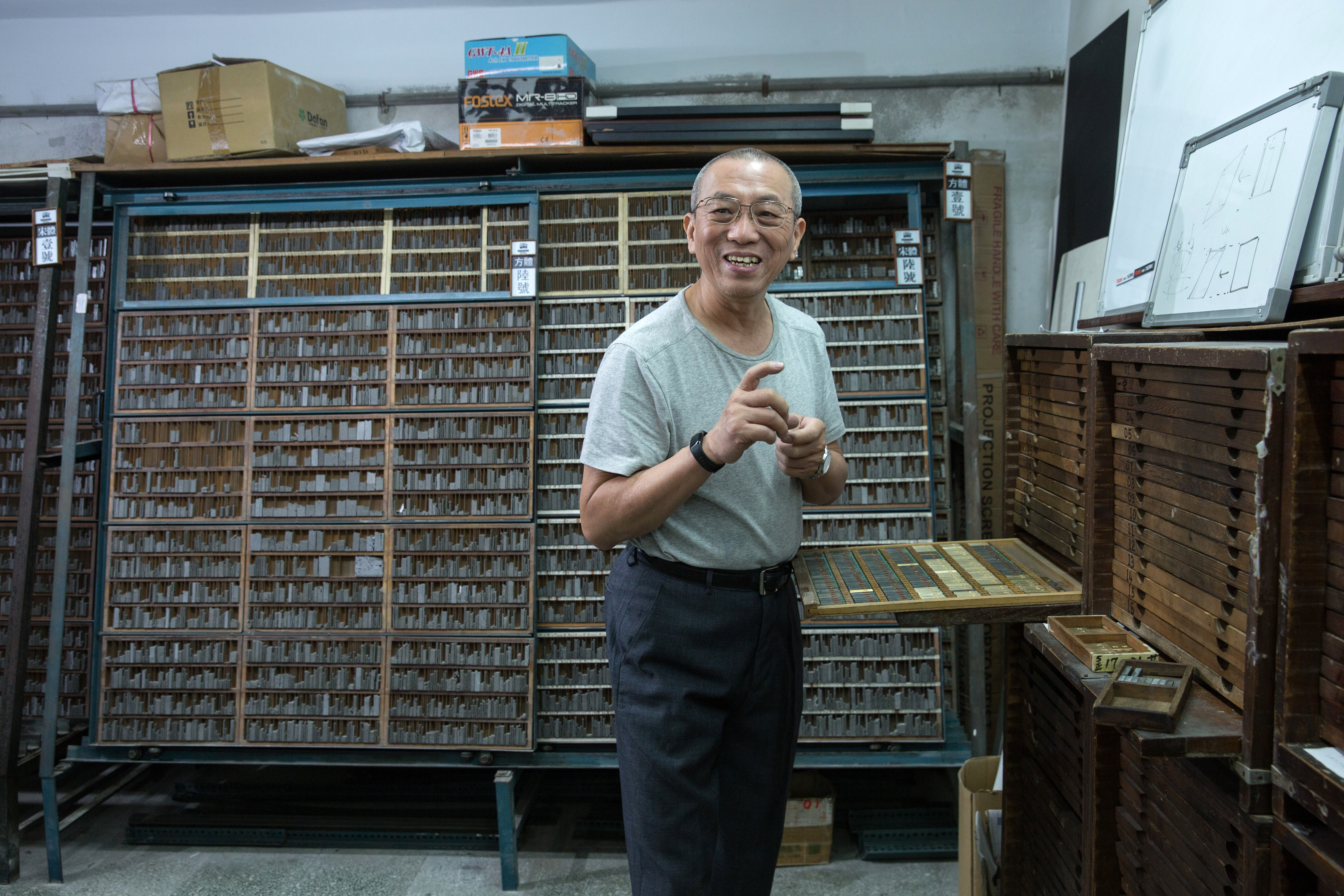 張介冠是日星鑄字行的第二代「張老闆」，在鑄字產業工作超過半世紀，見證了台灣活版印刷的興衰史。