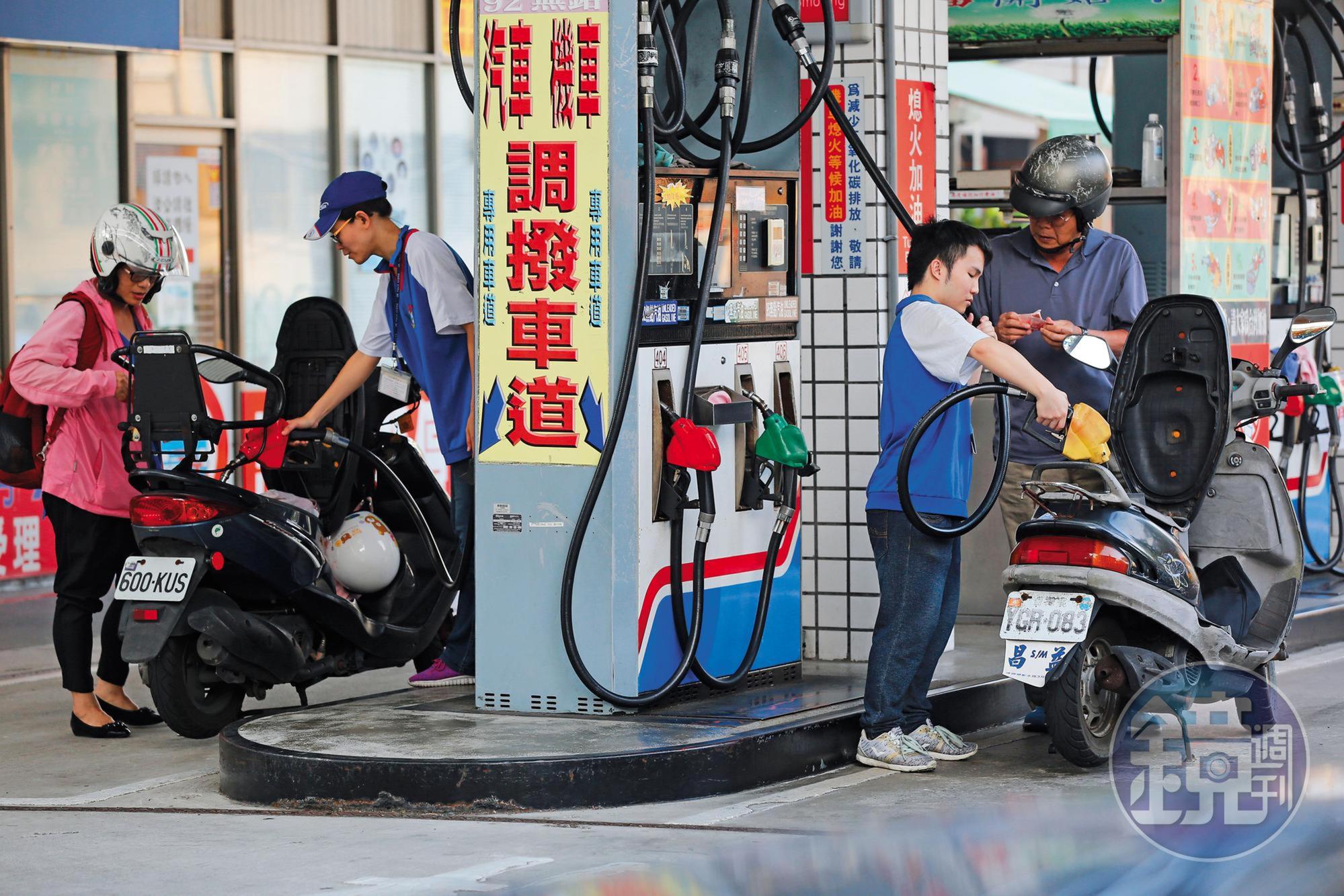 新興市場企業債的標的包含投資等級如台電、中油等大型企業，今年來波動度比新興市場主權債來得低。