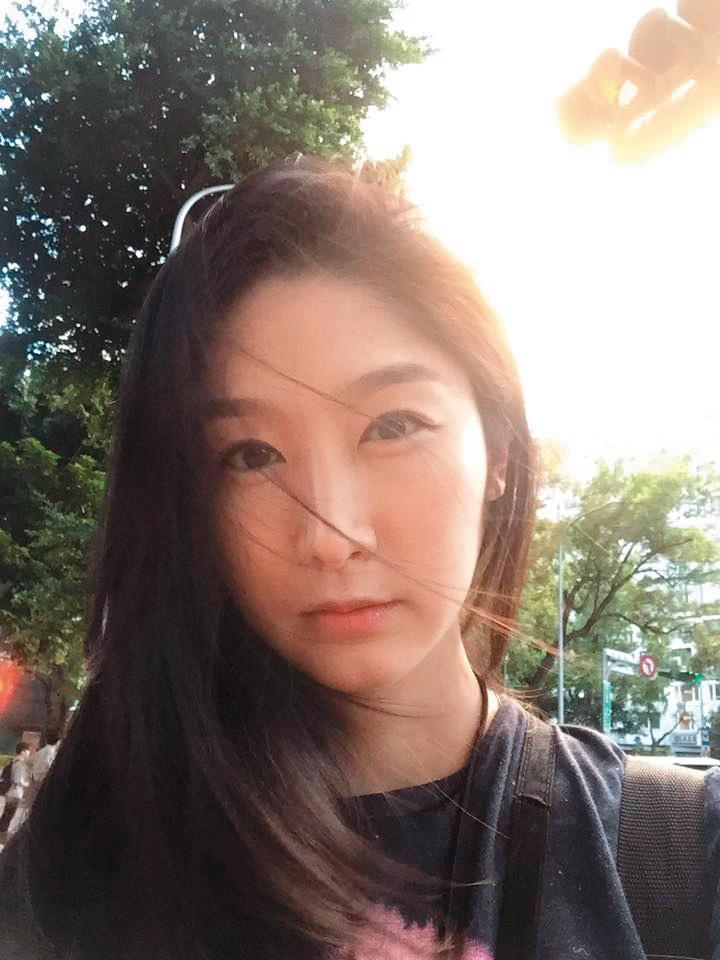 潤泰集團總裁尹衍樑的姪女尹崇珍曾參與多部戲劇演出，今年6月閃嫁圈外男友，在美國登記已升格人妻。（翻攝自尹崇珍臉書）