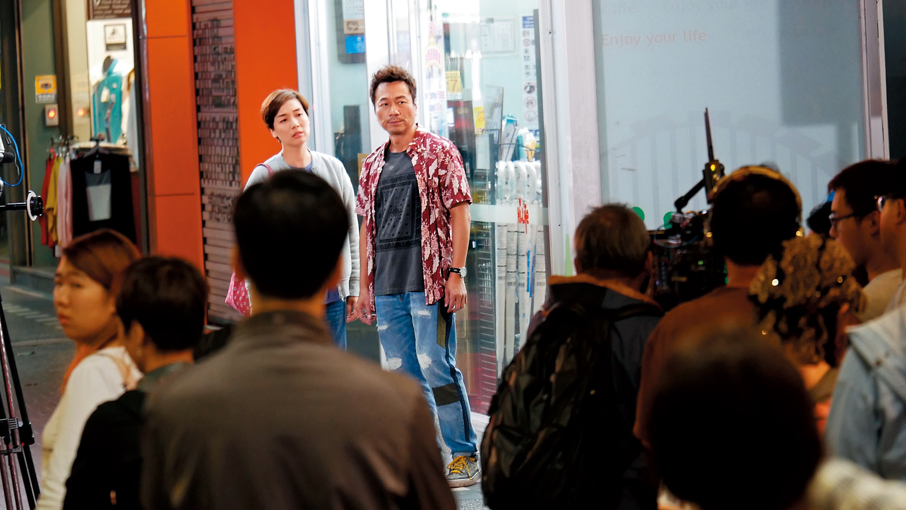 1月4日晚間《殺手》在台北街頭拍攝，演員黎耀祥（右）、江美儀（左）在超商門外對戲。