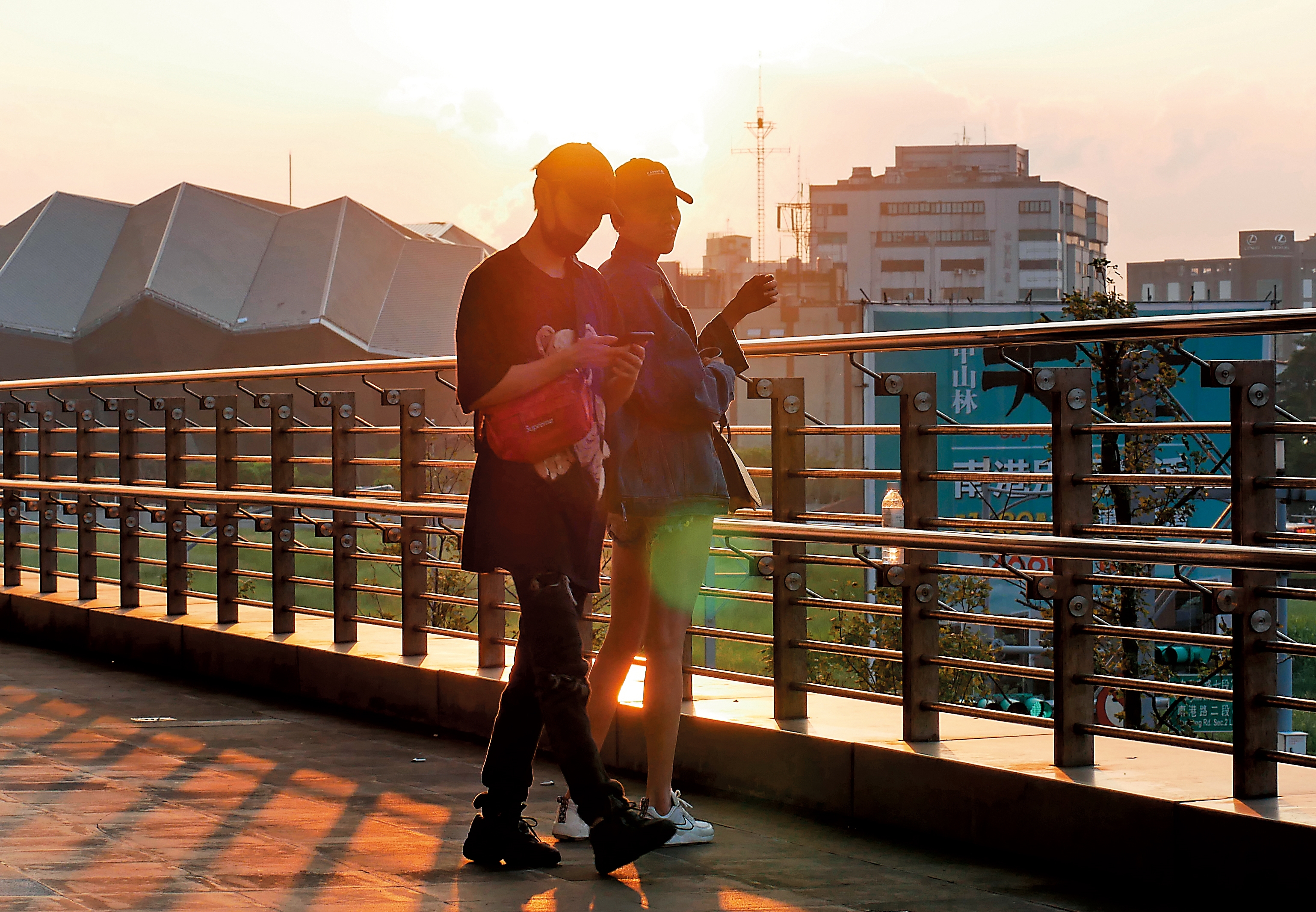毛弟（左）9月中才被本刊拍到與洪文安浪漫看夕陽。